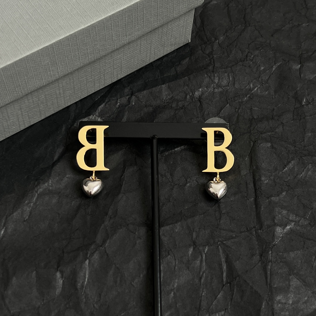 p60】 巴黎世家 Balenciaga 耳钉  简单大方 大牌金质感饱满 ,搭配衣服超好看 !