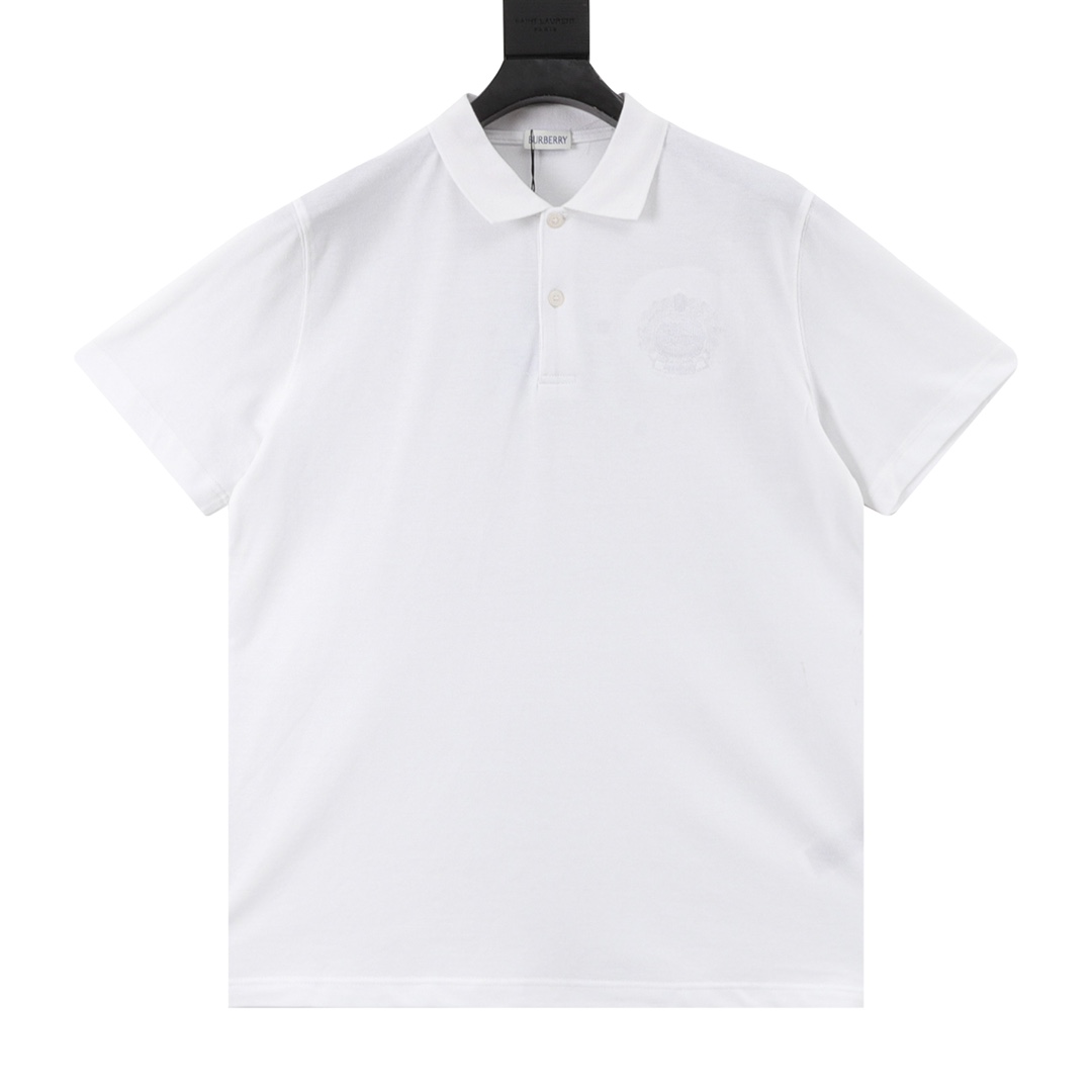 El polo de manga corta con solapa con logotipo bordado de BURBERRY / Burberry está hecho de tela de malla de piqué de a…