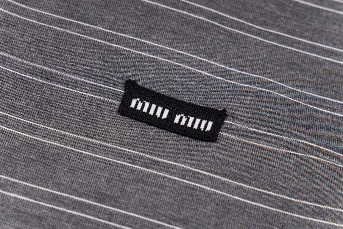 Miumi 高级极简系列 短袖T恤服装,男,女 7