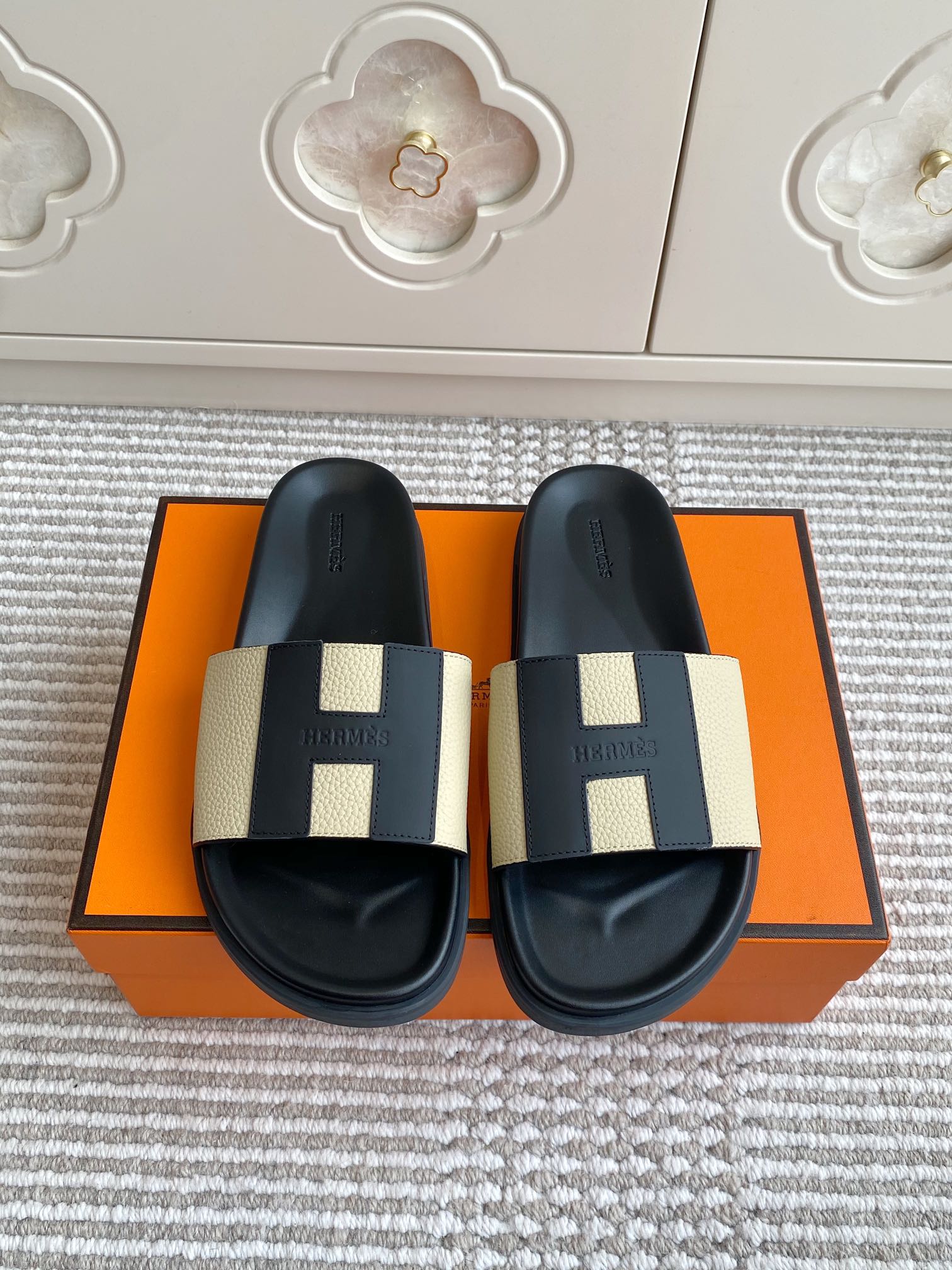 NO:403215,Women, Men, Hermes, Hermes, H-H-H-H-Chypre Series, H-Calf-Skin Sandals, Top Quality, Imported Upper, Lychee Pattern Cowhide, Full-Real Leather Bag Midsole, Original Open-Model Outsole, Women's Size 35-39 (Female 41 Customized) Men's Size 39-45 (Female 46 Customized), Slippers, Hermes, Hermes, Slippers, cowhide19860909批女 男 Hermes 爱马仕H家chypre系列 H小牛皮凉拖鞋 顶级品质 鞋面进口荔枝纹牛皮 全真皮包中底 原版开模大底 女码35-39码（女41定做）男码39-45（男46定做）,拖鞋,hermes,hermes,slippers,cowhide,Women's Shoes