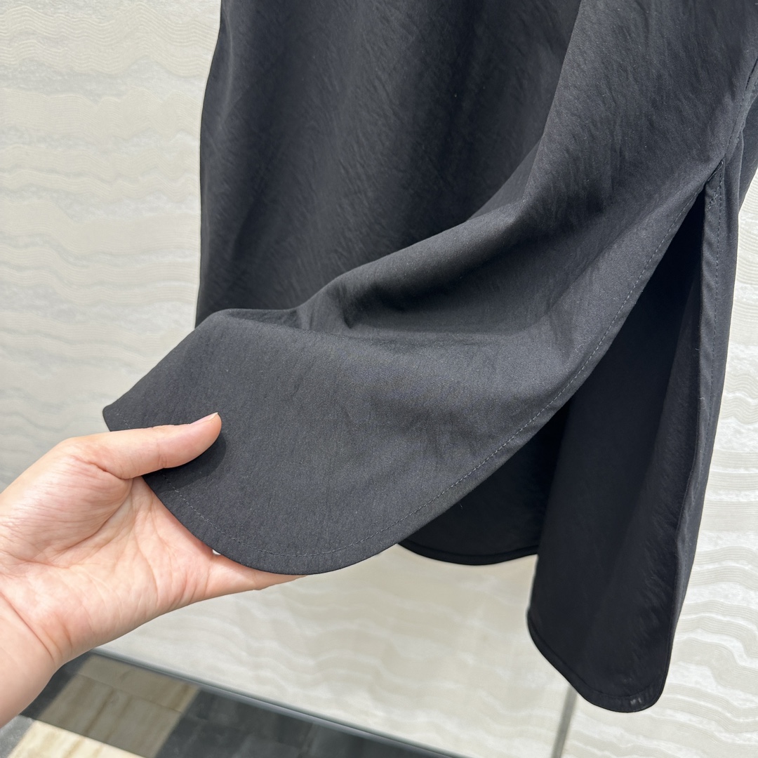 独家首发♥️原单品质，LM松弛感穿搭❤️ 莱赛尔干丝进口面料气质背心连衣裙！纸片人穿搭随性又时髦！定制斜