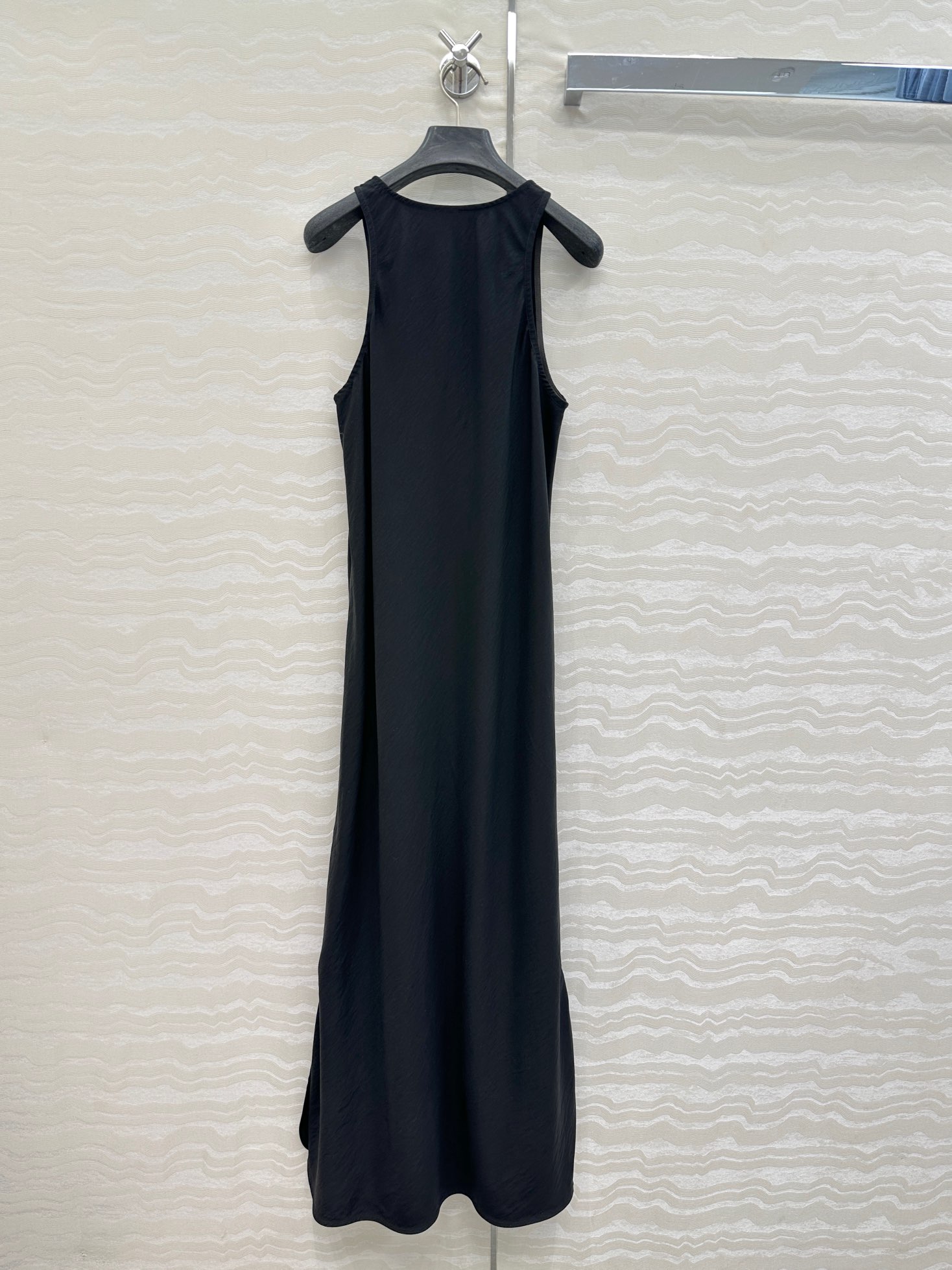 独家首发♥️原单品质，LM松弛感穿搭❤️ 莱赛尔干丝进口面料气质背心连衣裙！纸片人穿搭随性又时髦！定制斜