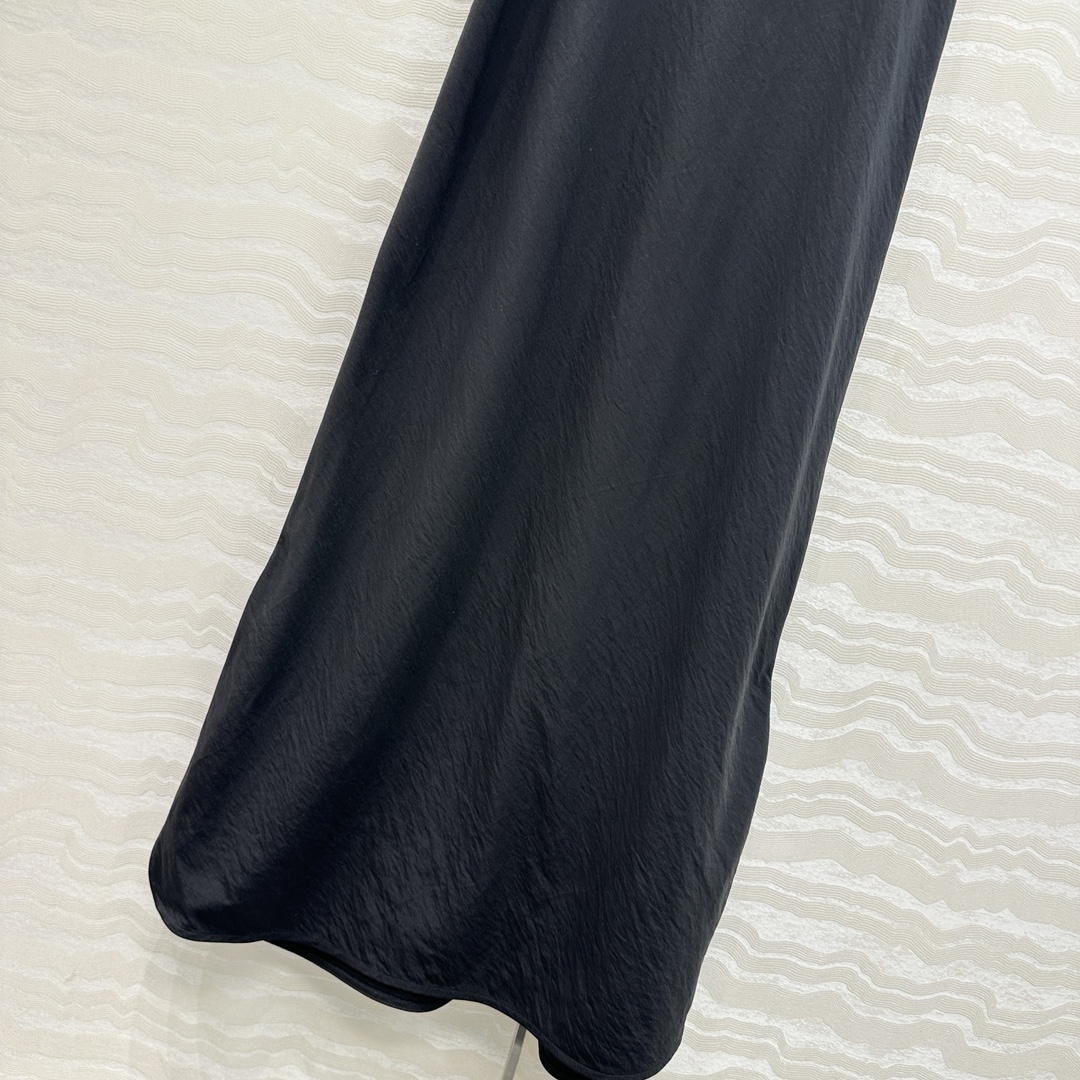 独家首发♥️原单品质，LM松弛感穿搭❤️ 莱赛尔干丝进口面料气质背心连衣裙！纸片人穿搭随性又时髦！定制斜