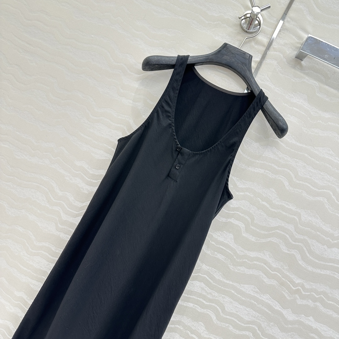 独家首发♥️原单品质，LM松弛感穿搭❤️ 莱赛尔干丝进口面料气质背心连衣裙！纸片人穿搭随性又时髦！定制斜