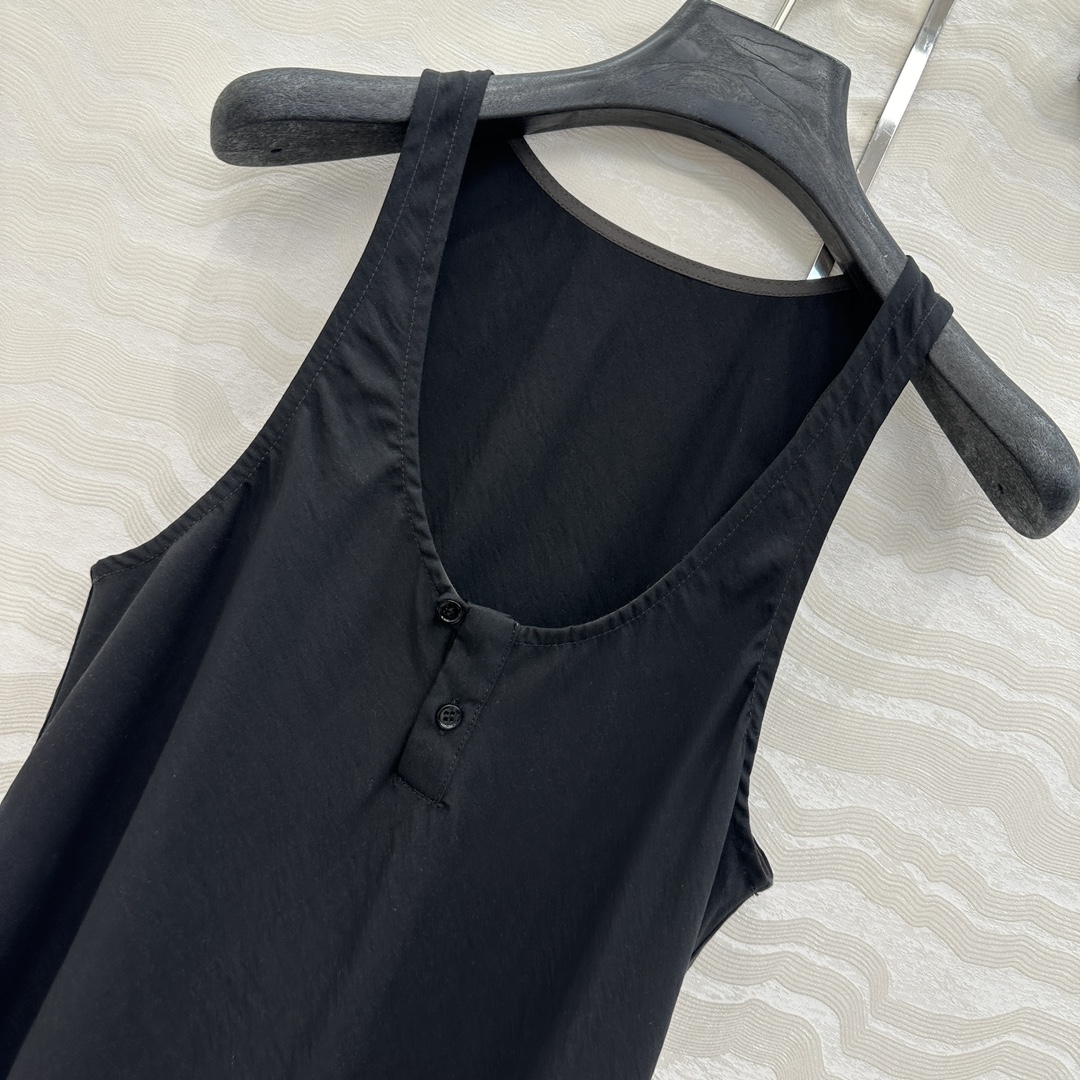 独家首发♥️原单品质，LM松弛感穿搭❤️ 莱赛尔干丝进口面料气质背心连衣裙！纸片人穿搭随性又时髦！定制斜