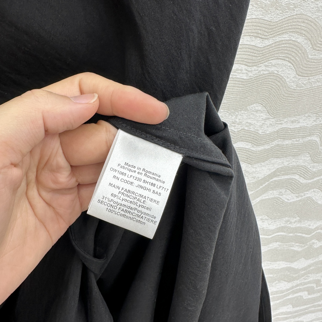 独家首发♥️原单品质，LM松弛感穿搭❤️ 莱赛尔干丝进口面料气质背心连衣裙！纸片人穿搭随性又时髦！定制斜