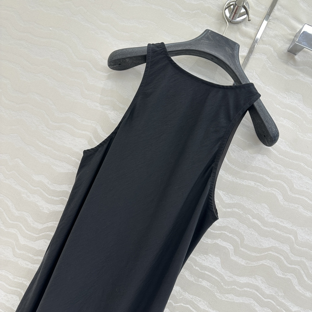 独家首发♥️原单品质，LM松弛感穿搭❤️ 莱赛尔干丝进口面料气质背心连衣裙！纸片人穿搭随性又时髦！定制斜