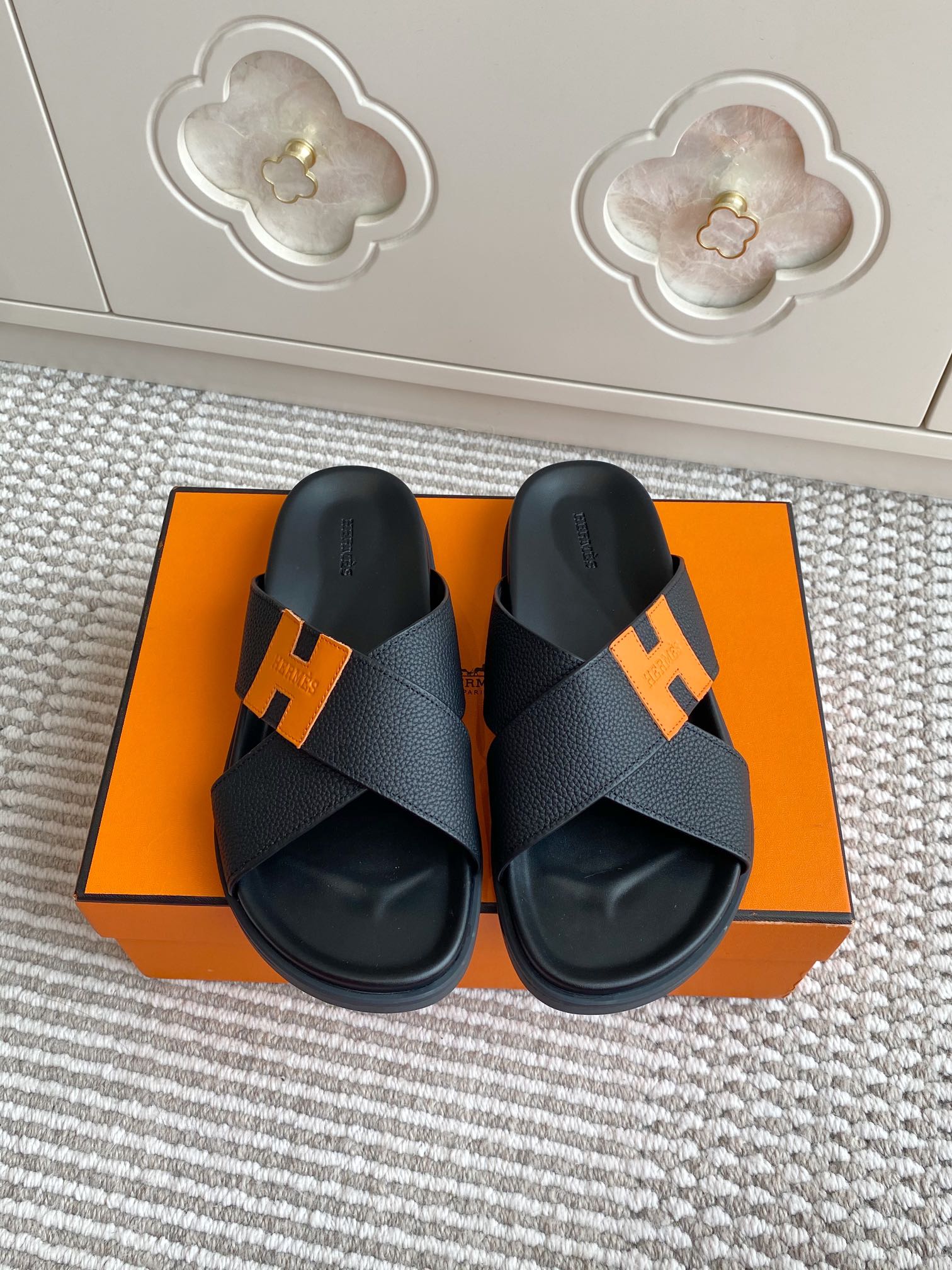 NO:403225,Women, Men, Hermes, Hermes, H-H-Home chypre series, H-cross strap calfskin sandals, top quality, imported lychee pattern cowhide, full genuine leather bag midsole, original open molded outsole, women's size 35-39 (four 41 custom made) men's size 39-45 (four 46 custom made), slippers, hermes, hermes, slippers, cowhide19860909批女 男 Hermes 爱马仕H家chypre系列 H交叉带小牛皮凉拖鞋 顶级品质 鞋面进口荔枝纹牛皮 全真皮包中底 原版开模大底 女码35-39码（女41定做）男码39-45（男46定做）,拖鞋,hermes,hermes,slippers,cowhide,Women's Shoes