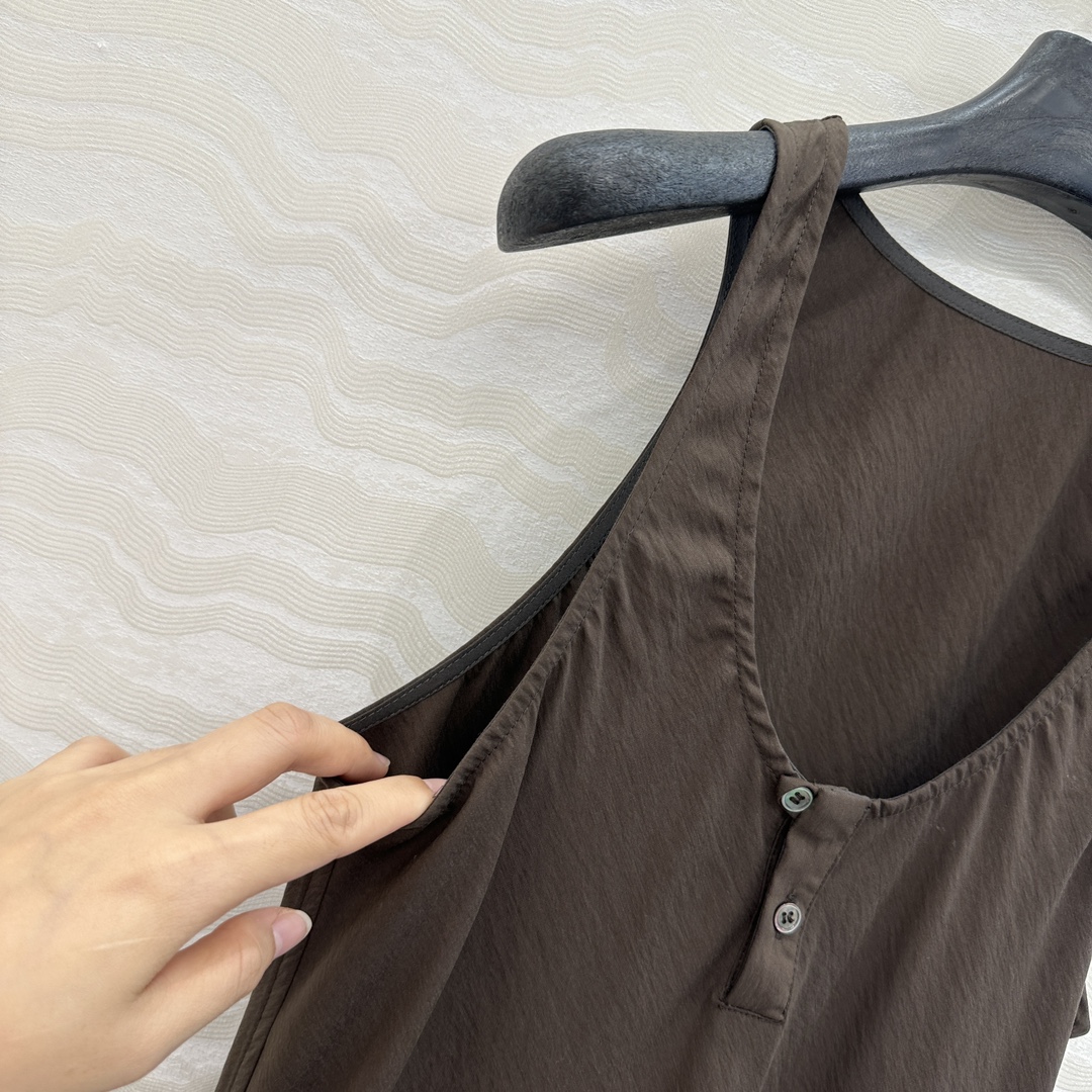 独家首发♥️原单品质，LM松弛感穿搭❤️ 莱赛尔干丝进口面料气质背心连衣裙！纸片人穿搭随性又时髦！定制斜