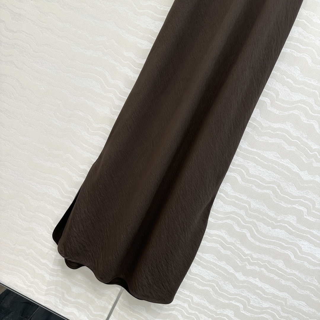 独家首发♥️原单品质，LM松弛感穿搭❤️ 莱赛尔干丝进口面料气质背心连衣裙！纸片人穿搭随性又时髦！定制斜