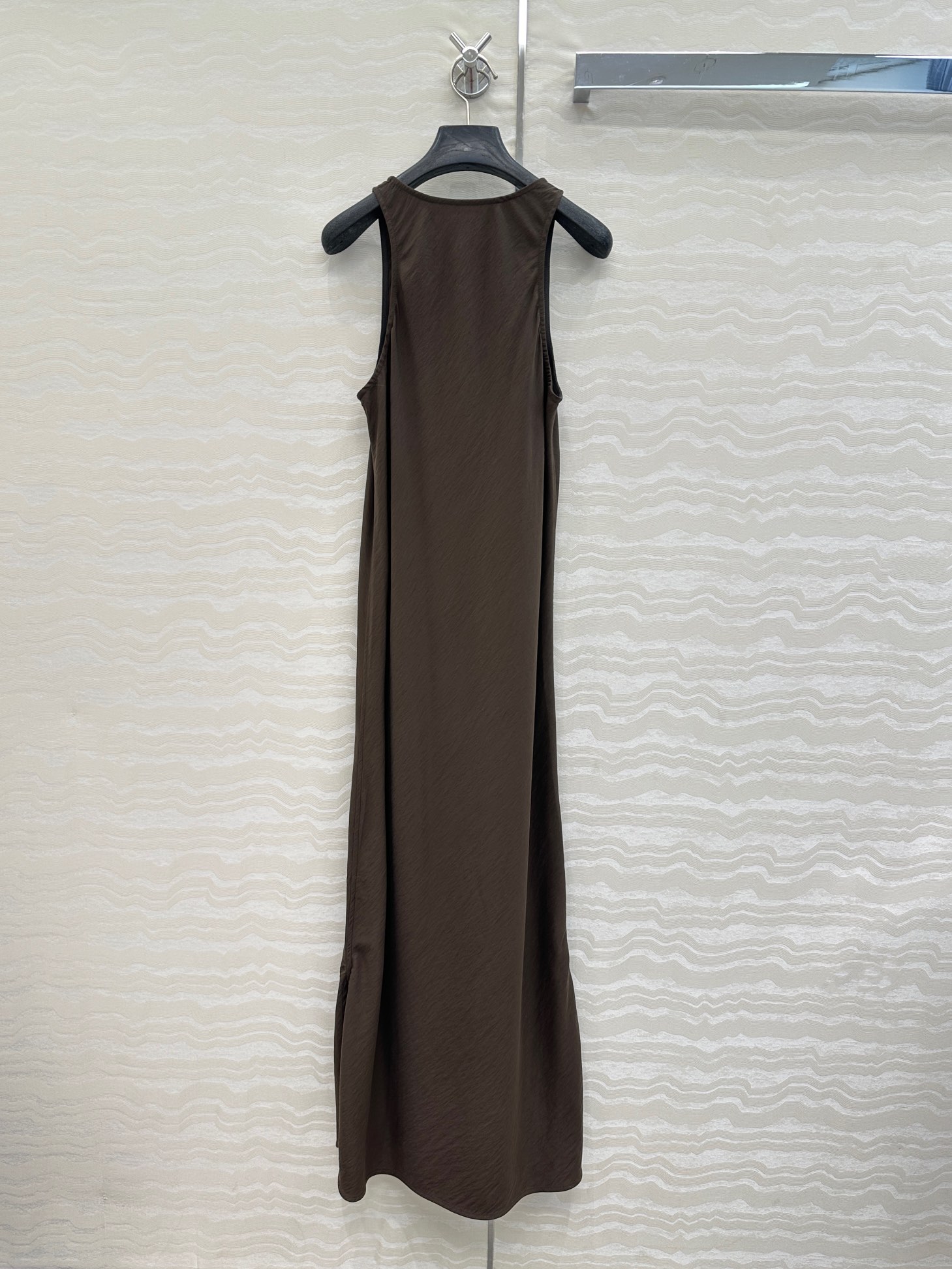 独家首发♥️原单品质，LM松弛感穿搭❤️ 莱赛尔干丝进口面料气质背心连衣裙！纸片人穿搭随性又时髦！定制斜