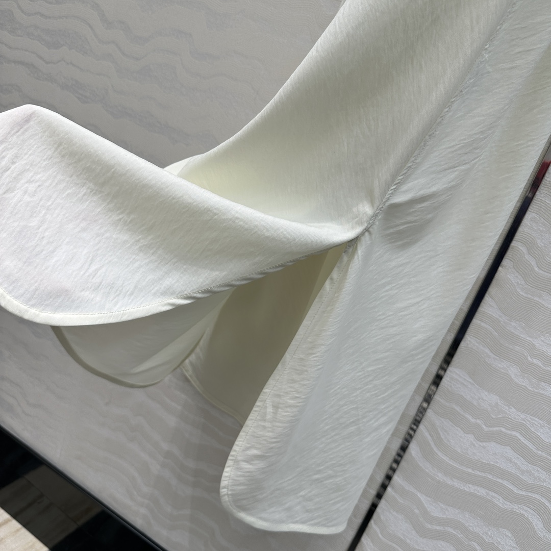 独家首发♥️原单品质，LM松弛感穿搭❤️ 莱赛尔干丝进口面料气质背心连衣裙！纸片人穿搭随性又时髦！定制斜