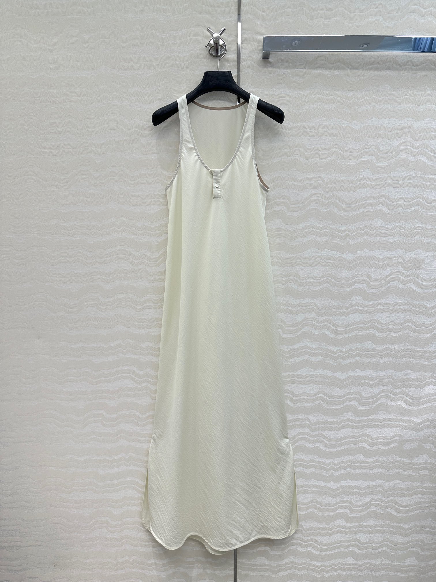 独家首发♥️原单品质，LM松弛感穿搭❤️ 莱赛尔干丝进口面料气质背心连衣裙！纸片人穿搭随性又时髦！定制斜