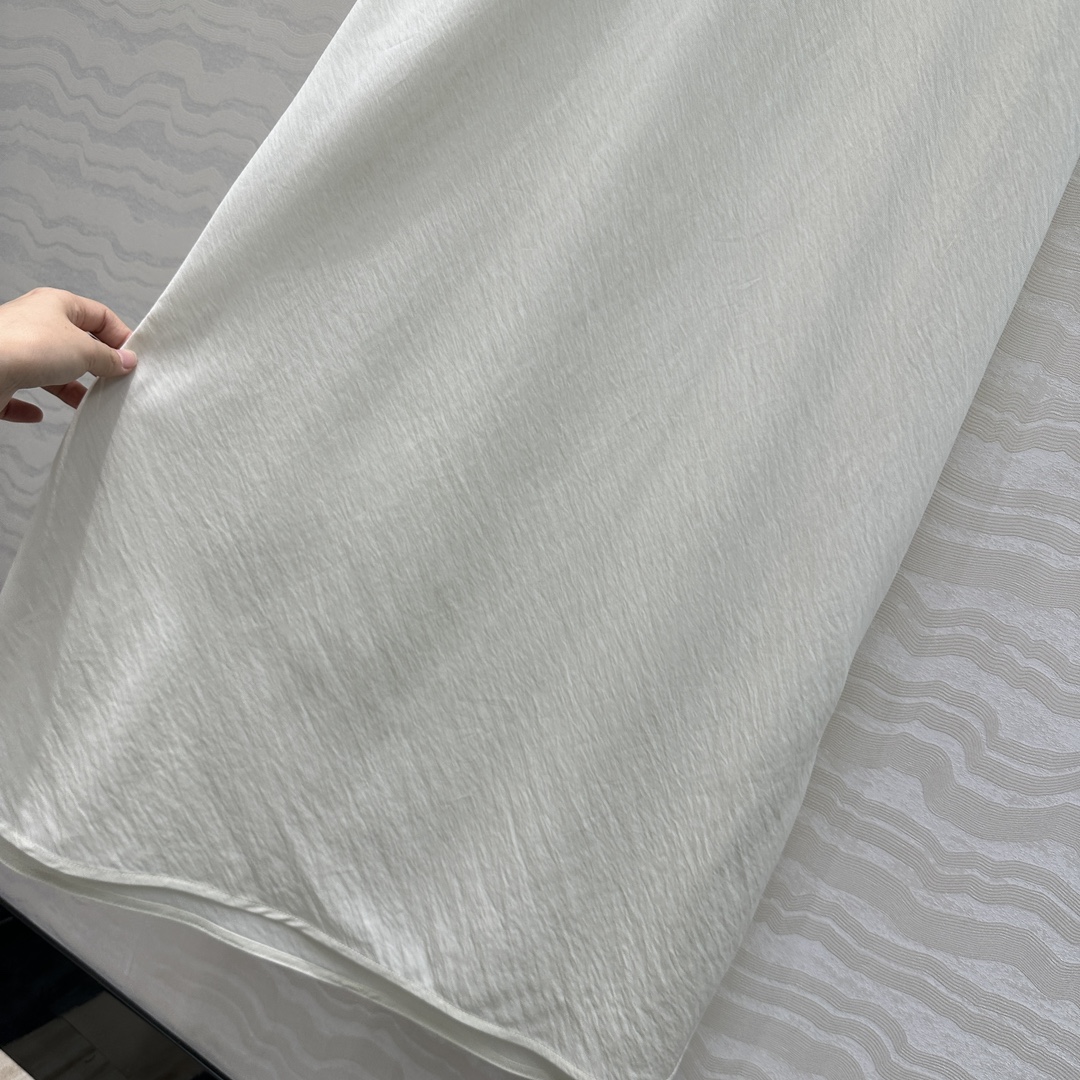 独家首发♥️原单品质，LM松弛感穿搭❤️ 莱赛尔干丝进口面料气质背心连衣裙！纸片人穿搭随性又时髦！定制斜