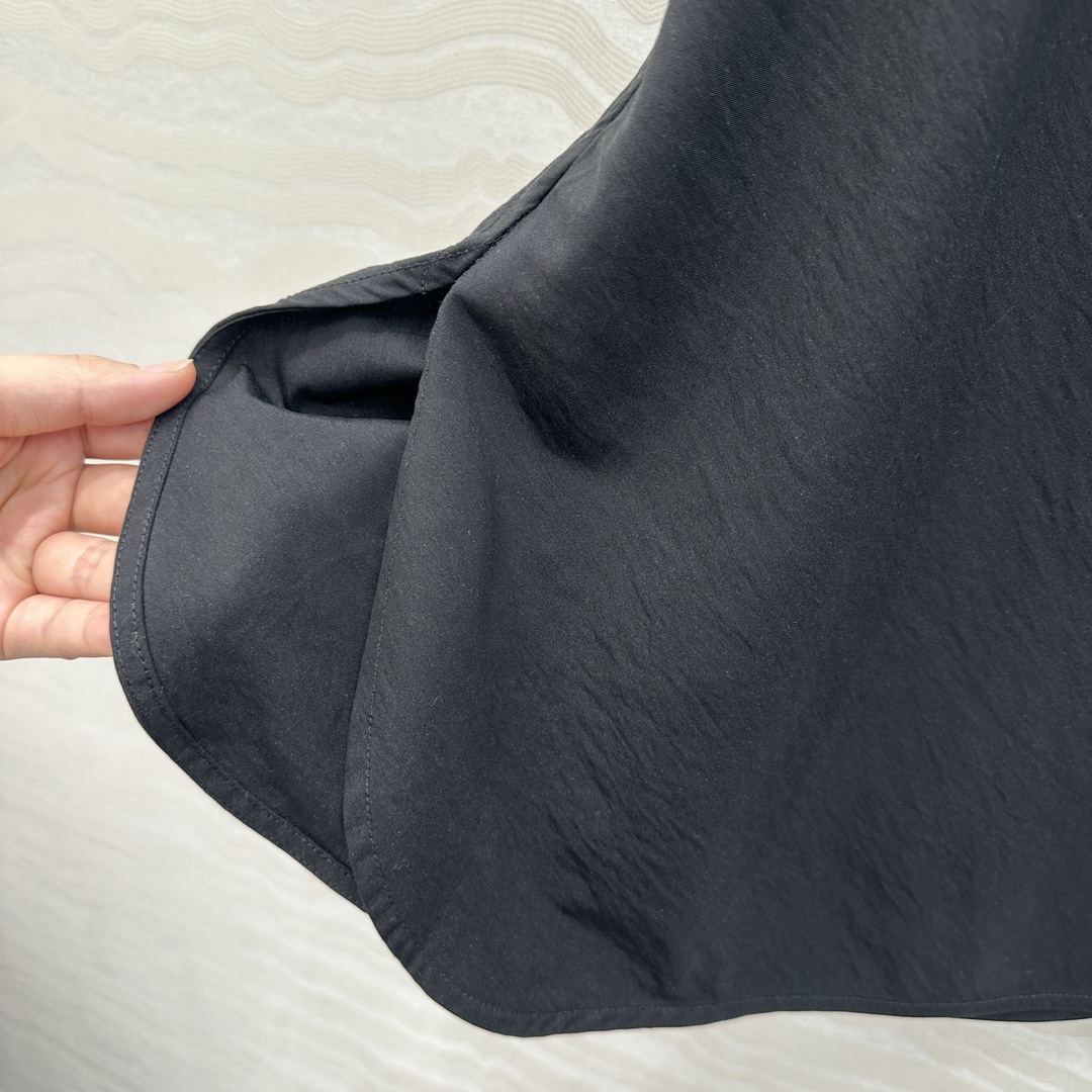 独家首发♥️原单品质，LM松弛感穿搭❤️ 莱赛尔干丝进口面料气质背心上衣！纸片人穿搭随性又时髦！定制斜裁