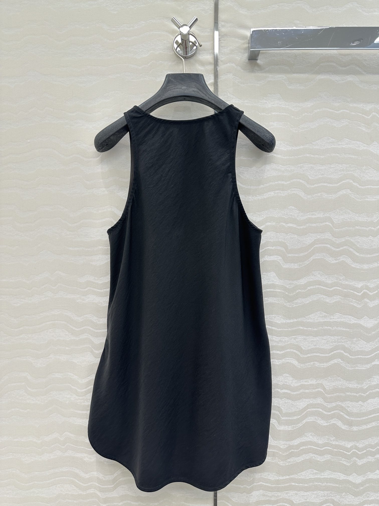 独家首发♥️原单品质，LM松弛感穿搭❤️ 莱赛尔干丝进口面料气质背心上衣！纸片人穿搭随性又时髦！定制斜裁