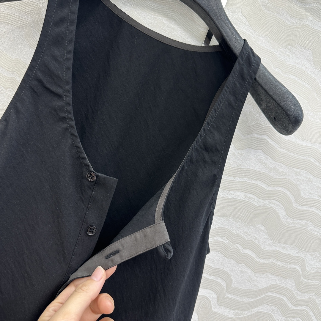 独家首发♥️原单品质，LM松弛感穿搭❤️ 莱赛尔干丝进口面料气质背心上衣！纸片人穿搭随性又时髦！定制斜裁