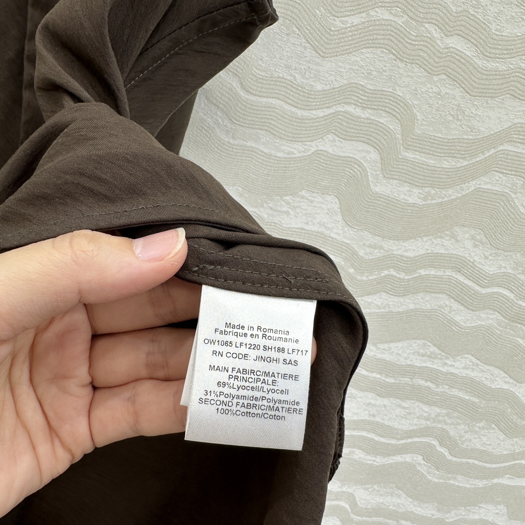 独家首发♥️原单品质，LM松弛感穿搭❤️ 莱赛尔干丝进口面料气质背心上衣！纸片人穿搭随性又时髦！定制斜裁