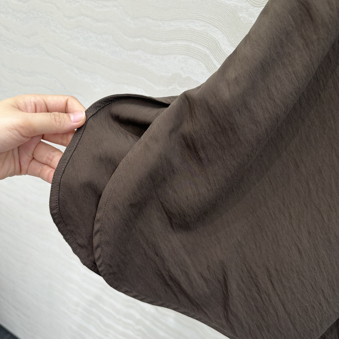 独家首发♥️原单品质，LM松弛感穿搭❤️ 莱赛尔干丝进口面料气质背心上衣！纸片人穿搭随性又时髦！定制斜裁