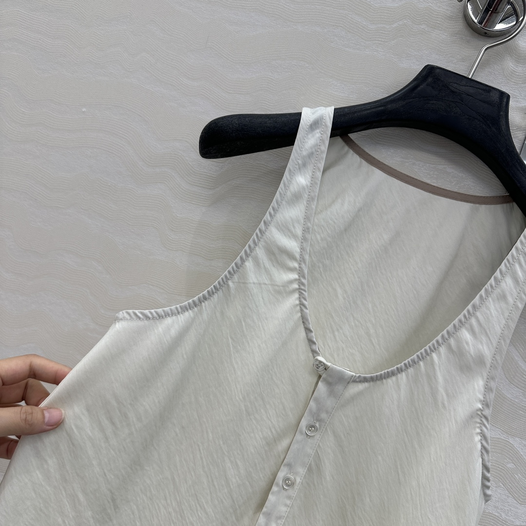 独家首发♥️原单品质，LM松弛感穿搭❤️ 莱赛尔干丝进口面料气质背心上衣！纸片人穿搭随性又时髦！定制斜裁