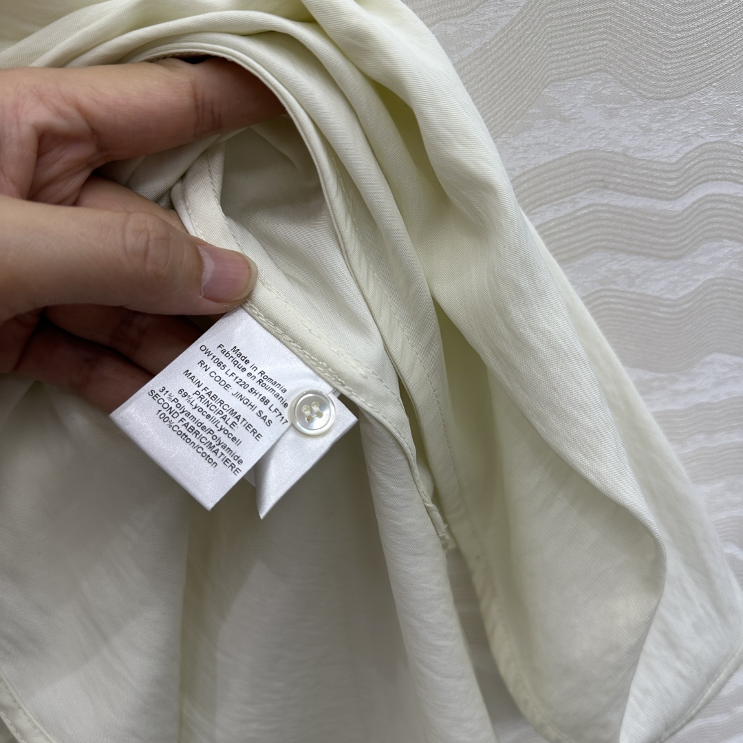 独家首发♥️原单品质，LM松弛感穿搭❤️ 莱赛尔干丝进口面料气质背心上衣！纸片人穿搭随性又时髦！定制斜裁