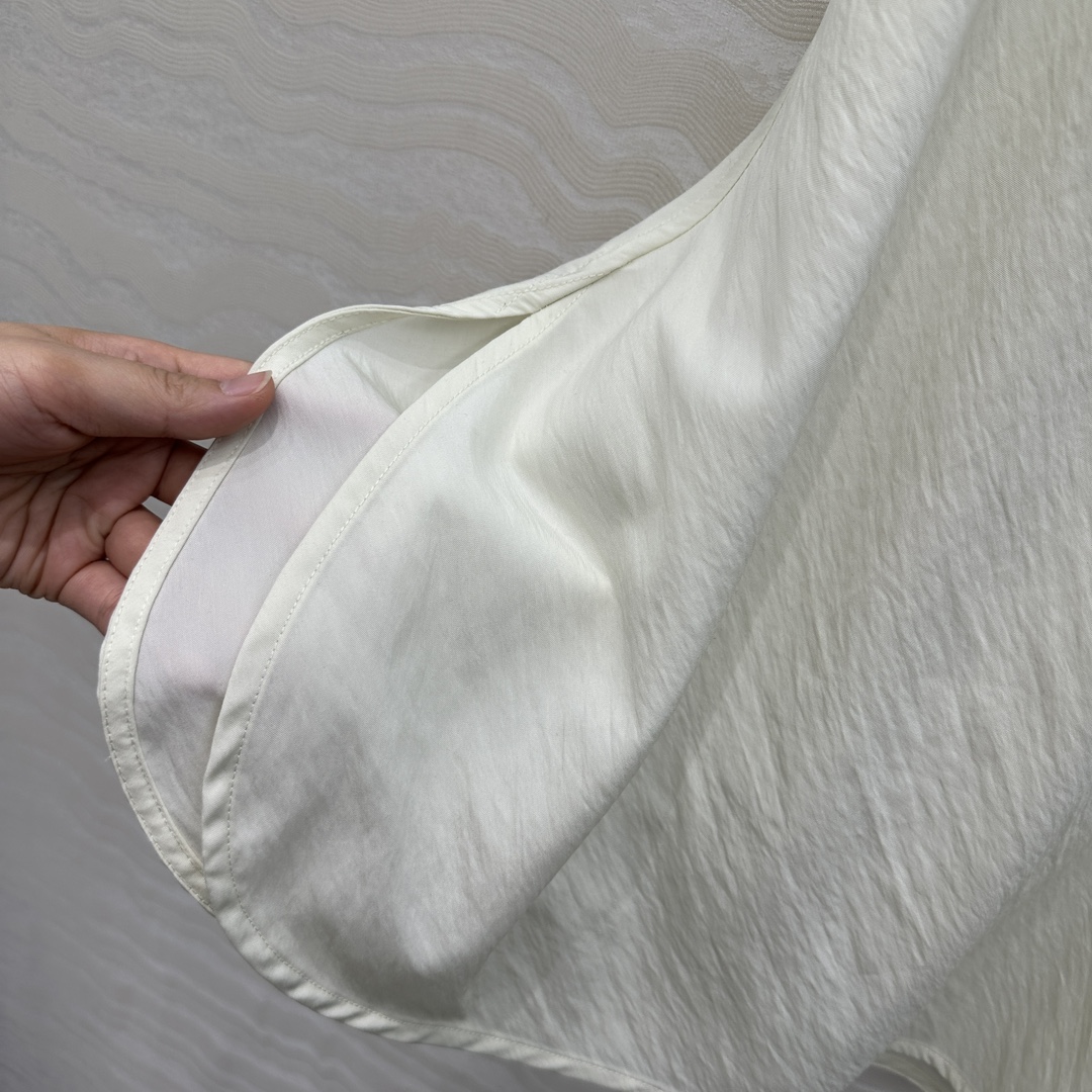 独家首发♥️原单品质，LM松弛感穿搭❤️ 莱赛尔干丝进口面料气质背心上衣！纸片人穿搭随性又时髦！定制斜裁