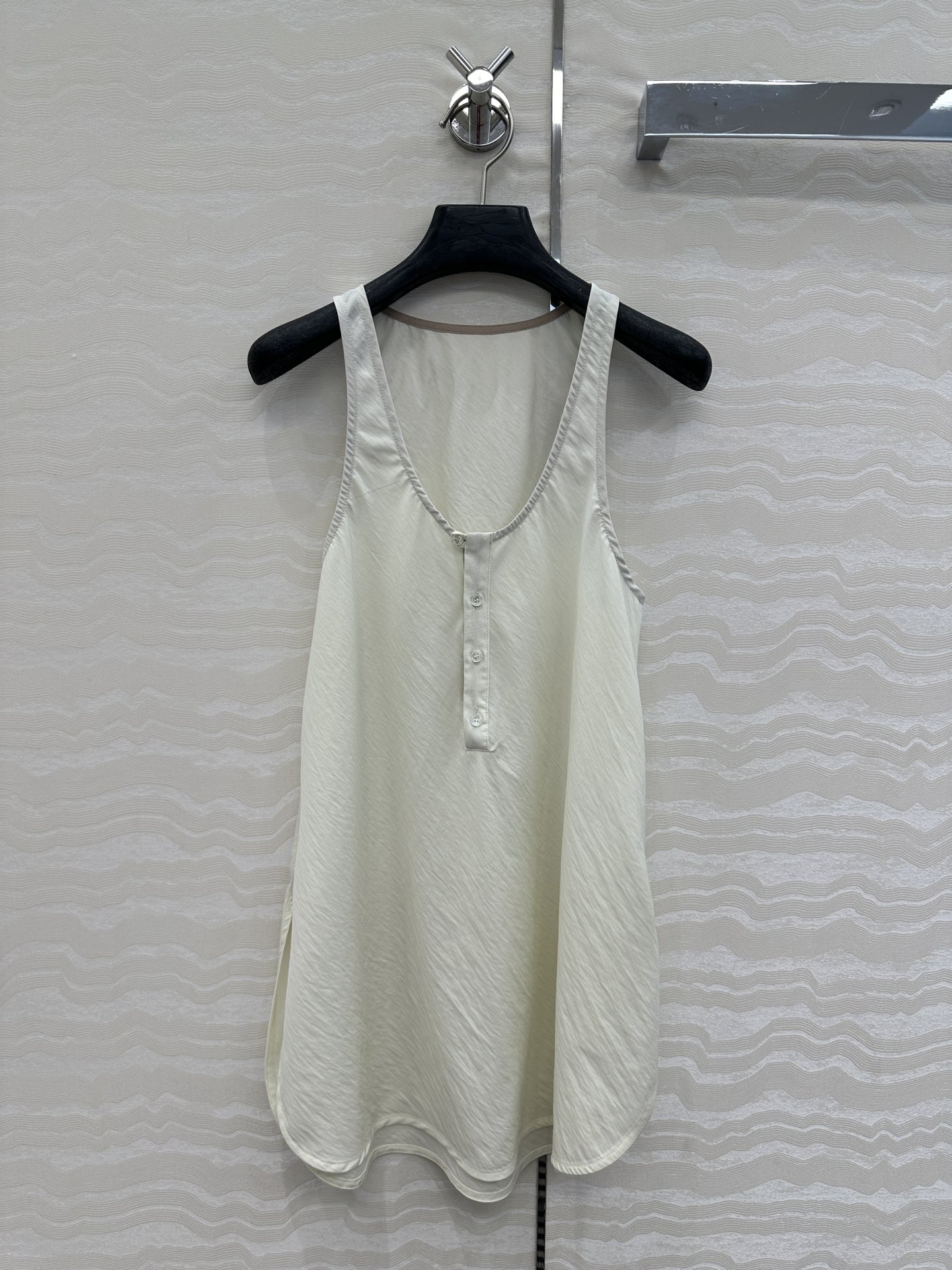 独家首发♥️原单品质，LM松弛感穿搭❤️ 莱赛尔干丝进口面料气质背心上衣！纸片人穿搭随性又时髦！定制斜裁