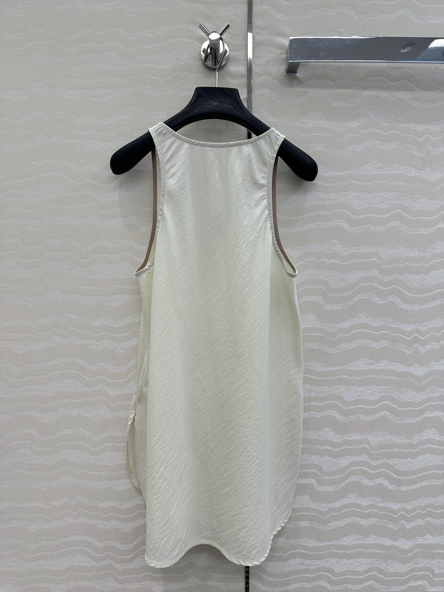 独家首发♥️原单品质，LM松弛感穿搭❤️ 莱赛尔干丝进口面料气质背心上衣！纸片人穿搭随性又时髦！定制斜裁