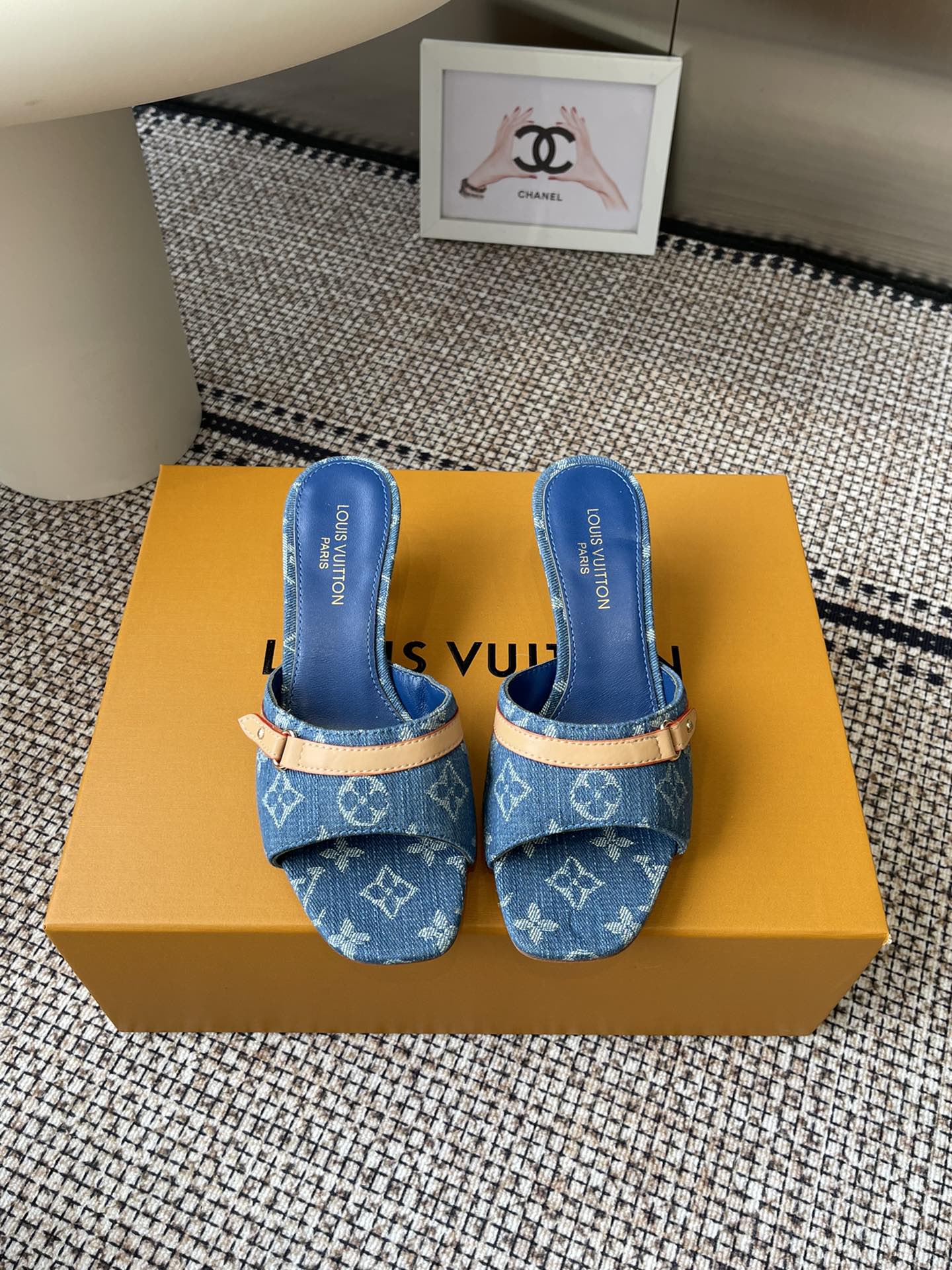 NO:511907,LouisVuitto* 25ss Spring and Summer New Black and White Three Color Cat Heel Flat-soled Sandals It is hard not to doubt whether it has borrowed from the Tang Sancai of the Tang Dynasty as the basis and innovated into the classic LV logo, using colors and large-area base colors of the upper as a comparison, creating the white three color or black three color element style of the upper, creating another classic style!  Super beautiful!  Unspeakable fashion!  Daily versatility is no problem, and it has the significance of changes and development of the times!  Kittens are super easy to wear, and the summer atmosphere is full of!  Original custom fabric, heel height 5.5cm inside, oxen, outsole, imported from Italy, genuine leather sole, shoe size 35-42 (40.41.42 custom, no return and exchange, high heels, slippers, louis vuitton, louis vuitton, high heels, slippers, Leather soles19860909LouisVuitto* 25ss春夏新款 黑白三彩猫跟平底凉拖 很难不怀疑是不是借鉴了唐朝的唐三彩作为基础,创新成lv经典标志logo,采用彩色以及鞋面的大面积底色作为对比,创造出鞋面的白三彩或者是黑三彩元素风格,成就了又一个经典款！上脚超级美腻！说不出来的时尚！日常百搭不在话下,而且很有时代的变迁发展的意义！小猫跟超级好穿,上脚满满的夏日氛围！ 材质原版定制面料 跟高5.5cm内里牛里 大底意大利进口真皮大底 鞋码35-42（40.41.42定制不退换,高跟鞋拖鞋,louis vuitton,louis vuitton,high heels,slippers,Leather soles,Women's Shoes