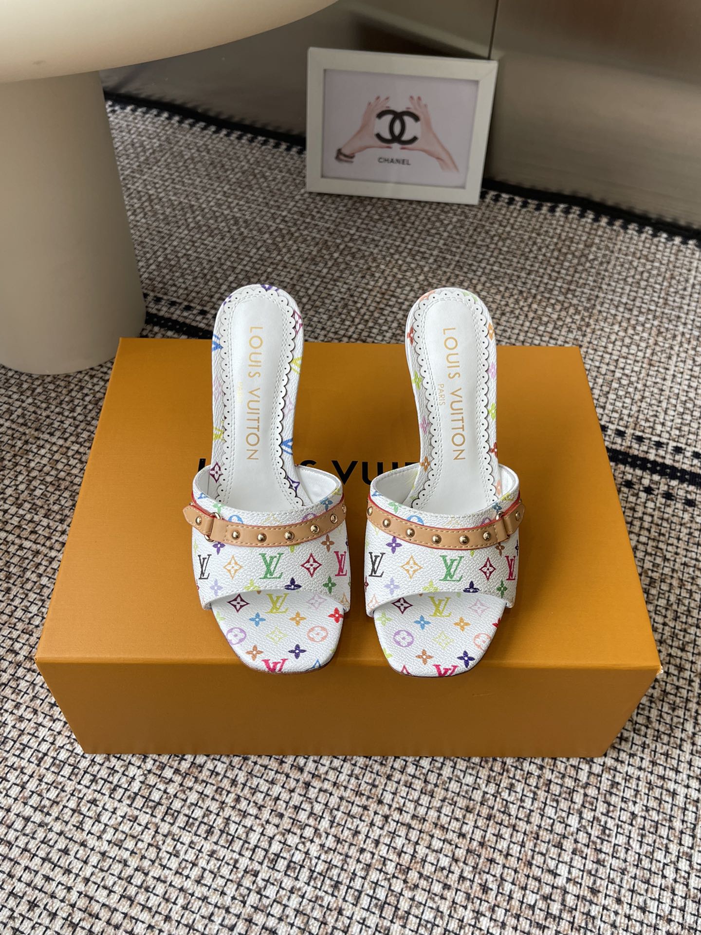 NO:511914,LouisVuitto* 25ss Spring and Summer New Black and White Three Color Cat Heel Flat-soled Sandals It is hard not to doubt whether it has borrowed from the Tang Sancai of the Tang Dynasty as the basis and innovated into the classic LV logo, using colors and large-area base colors of the upper as a comparison, creating the white three color or black three color element style of the upper, creating another classic style!  Super beautiful!  Unspeakable fashion!  Daily versatility is no problem, and it has the significance of changes and development of the times!  Kittens are super easy to wear, and the summer atmosphere is full of!  Original custom fabric, heel height 9.5cm inner lining, outsole, imported leather sole, shoe size 35-42 (40.41.42 custom, no return and exchange, high heels, slippers, louis vuitton, louis vuitton, high heels, slippers, Leather soles19860909LouisVuitto* 25ss春夏新款 黑白三彩猫跟平底凉拖 很难不怀疑是不是借鉴了唐朝的唐三彩作为基础,创新成lv经典标志logo,采用彩色以及鞋面的大面积底色作为对比,创造出鞋面的白三彩或者是黑三彩元素风格,成就了又一个经典款！上脚超级美腻！说不出来的时尚！日常百搭不在话下,而且很有时代的变迁发展的意义！小猫跟超级好穿,上脚满满的夏日氛围！ 材质原版定制面料 跟高9.5cm内里牛里 大底意大利进口真皮大底 鞋码35-42（40.41.42定制不退换,高跟鞋拖鞋,louis vuitton,louis vuitton,high heels,slippers,Leather soles,Women's Shoes