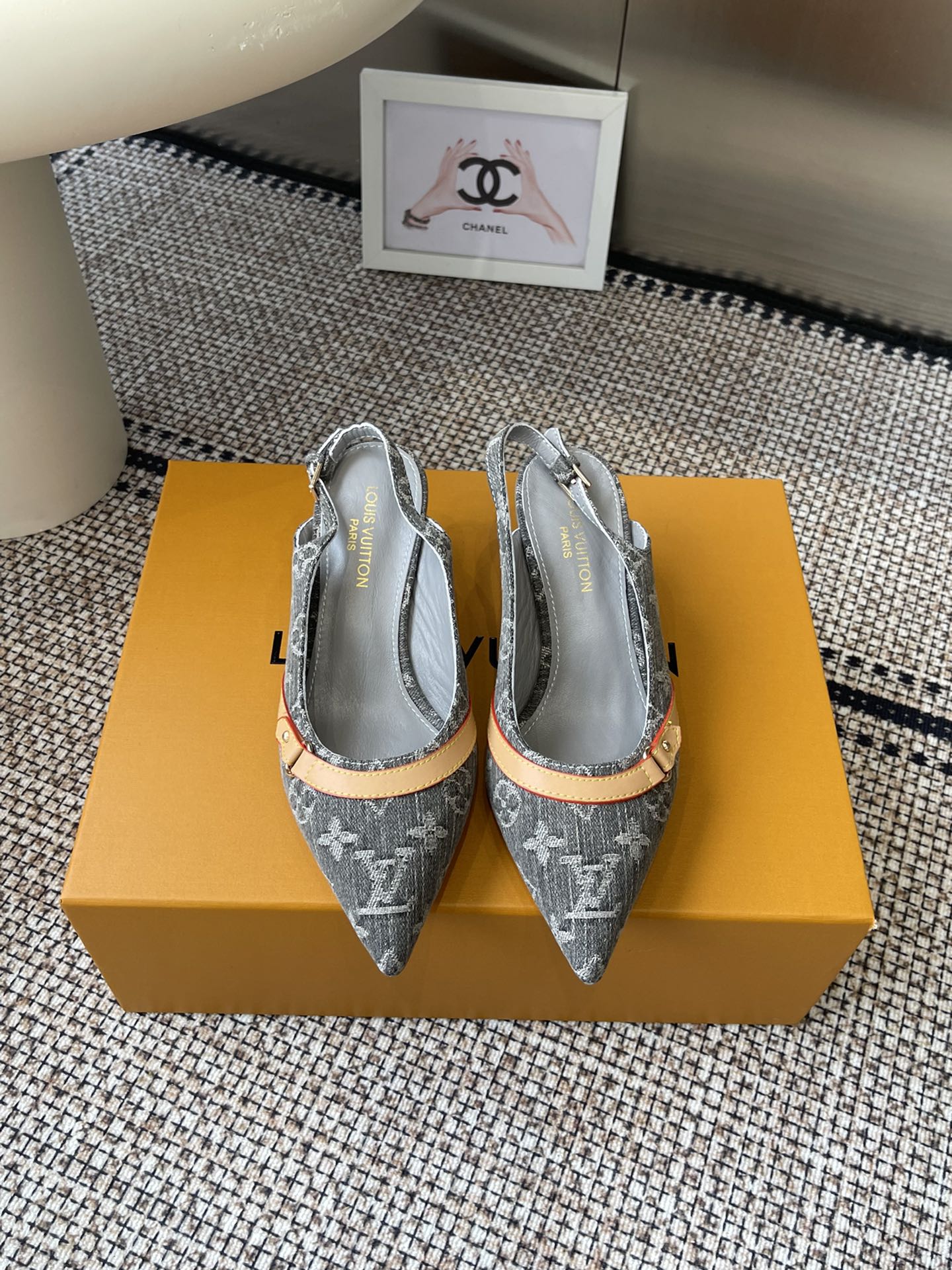 NO:511905,LouisVuitto* 25ss Spring and Summer New Denim Denim Kitten Heel Sandals It is hard not to doubt whether it was borrowed from the Tang Sancai of the Tang Dynasty as the basis and innovated into the classic LV logo, using colors and large-area base color of the upper as a comparison, creating the white three-color or black three-color element style of the upper, creating another classic style!  Super beautiful!  Unspeakable fashion!  Daily versatility is no problem, and it has the significance of changes and development of the times!  Kittens are super easy to wear, and the summer atmosphere is full of!  Original custom fabric, heel height 5.5cm, outsole, imported from Italy, genuine leather outsole, shoe size 35-42 (40.41.42, custom-made, no return, high heels, sandals, louis vuitton, louis vuitton, sandals, high heels, Leather soles19860909LouisVuitto* 25ss春夏新款 丹宁牛仔布小猫跟凉鞋 很难不怀疑是不是借鉴了唐朝的唐三彩作为基础,创新成lv经典标志logo,采用彩色以及鞋面的大面积底色作为对比,创造出鞋面的白三彩或者是黑三彩元素风格,成就了又一个经典款！上脚超级美腻！说不出来的时尚！日常百搭不在话下,而且很有时代的变迁发展的意义！小猫跟超级好穿,上脚满满的夏日氛围！ 材质原版定制面料 跟高5.5cm 大底意大利进口真皮大底 鞋码35-42（40.41.42定制不退换,高跟鞋凉鞋,louis vuitton,louis vuitton,sandals,high heels,Leather soles,Women's Shoes