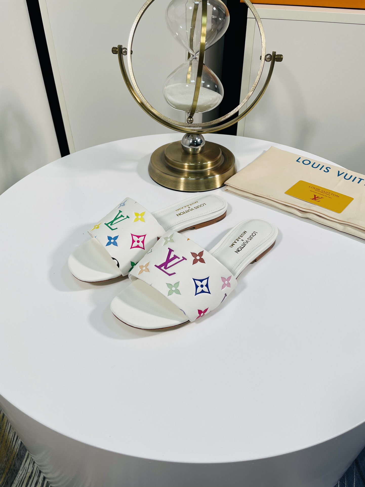 NO:872186,[Heel height] High version, the new Tang Sancai color is available at the counter simultaneously, welcome to compare, open mold LOg fastener, A grade calfskin 5D color printing, 3D embossing, the color is clear and does not fade, strong three-dimensional effect. The foot feels comfortable, the inner lining of the foot pad is all sheepskin. Italian imported logo genuine leather sole, perfect design , to create the most beautiful single product. Size 35-40 (41 customized) black/white two colors, sandals, sandals, cowhide, sheepskin19860909【跟高】 高版本 专柜同步專櫃新款唐三彩新色, 欢迎对比,开模LOg扣件,A级小牛皮5D彩印,三D压印 ,颜色清晰不掉色,立体感强.脚感舒适,垫脚内里全羊皮.意大利进口logo真皮鞋底 ,完美设计 ,打造最美单品.码数35-40(41定做)黑色/白色俩色,凉鞋,sandals,cowhide,sheepskin,Women's Shoes