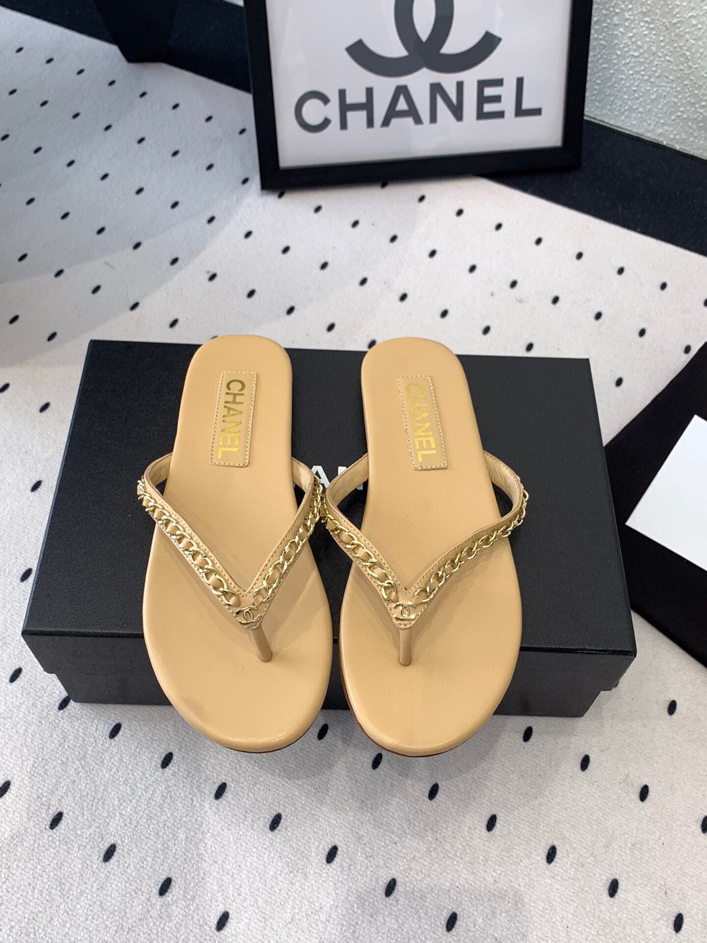NO:264551,Chanel spring and summer flip flops, popular models on major social platforms, no jamming on the feet, soft and comfortable texture, imported sheepskin chain fabric, sheepskin lining, Italian leather soles Size: 35-39 (40 41 custom made), split-toe shoes, chanel, slippers, sheepskin, Leather soles19860909Chanel春夏爆款人字拖鞋 各大社交平台热门款 上脚不卡不磨脚 质感软舒服 进口羊皮链条面料 羊皮内里 意大利真皮大底 Size: 35-39（40 41订做）,分趾鞋,chanel,slippers,sheepskin,Leather soles,Women's Shoes