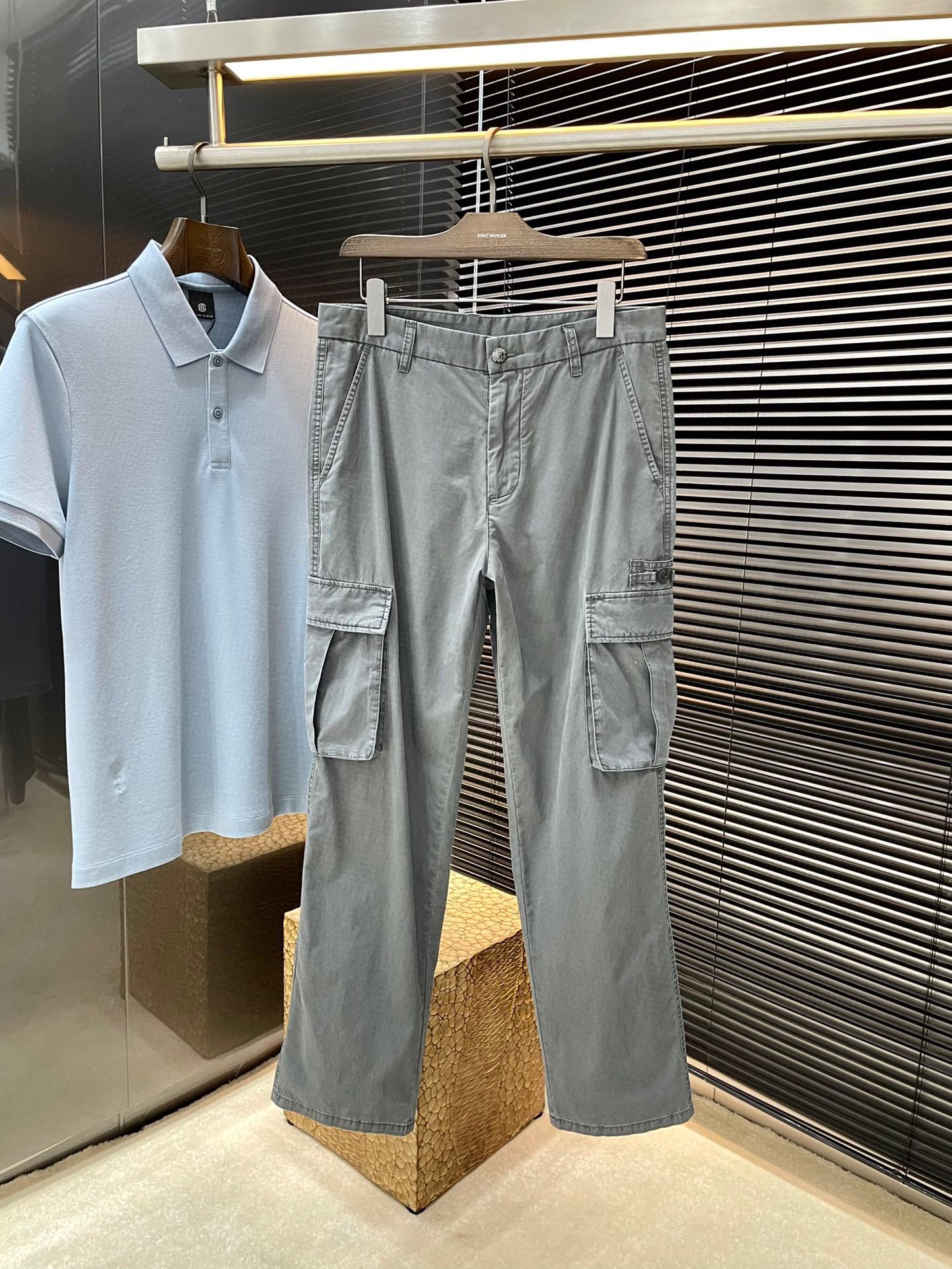 NO:161566,P Cavalli- (Cavalli) 2025 spring and summer new denim work pants imported from Italian haute couture denim fabrics Fashion and casual casual style Micro-stretch fabric The fabric is comfortable and soft, breaking through the feel of conventional denim fabrics, not stuffy, and excellent comfort. It is free and versatile, and it does not deform for a long time. The upper body effect is excellent. The elegant and elegant tailoring, the design is constantly innovating, but it always maintains a noble and elegant style and taste. The charm of fashion. Straight fits. Fashion and casual products. Counter codes 29-38 (37),,alexander wang19860909P  Cavalli-（卡瓦利）2025春夏季新款牛仔工装裤 进口意大利高定牛仔面料 时尚休闲 休闲版型 微弹力面料 面料舒适柔软,突破常规牛仔的面料手感,不闷热,舒适感极佳.随意百搭 久洗不变形 上身效果极佳.大方优雅的剪裁,设计不断创新却始终保持着高贵优雅的风格和品位 演绎时尚魅惑 版型直筒 时尚休闲佳品 专柜码数 29-38（37）,,alexander wang,Men's clothing