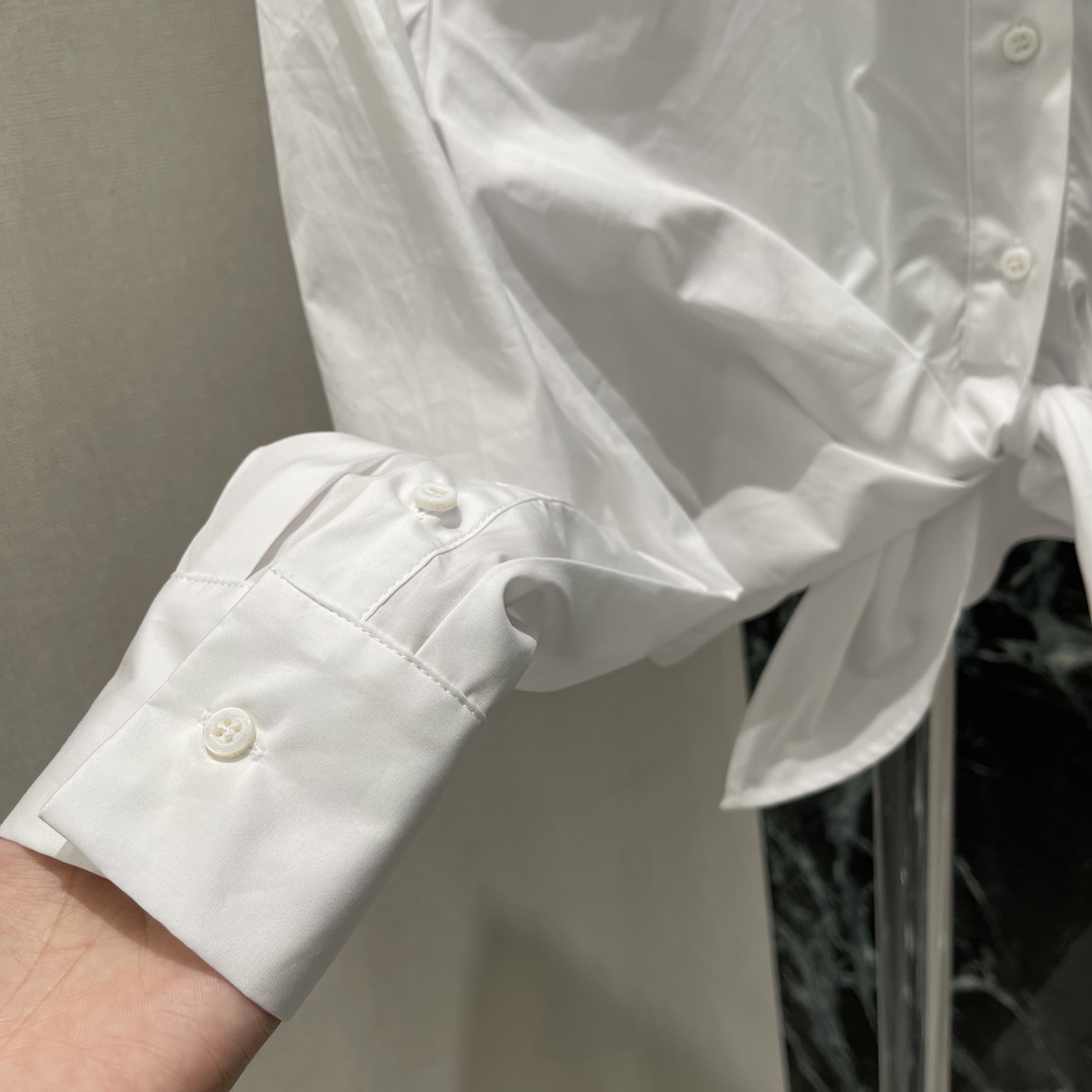 
Ｄ家 25夏季新款 绑带短款衬衫 Dioriviera 限定系列白色衬衫，极简主义气质褶式绑带突显腰部