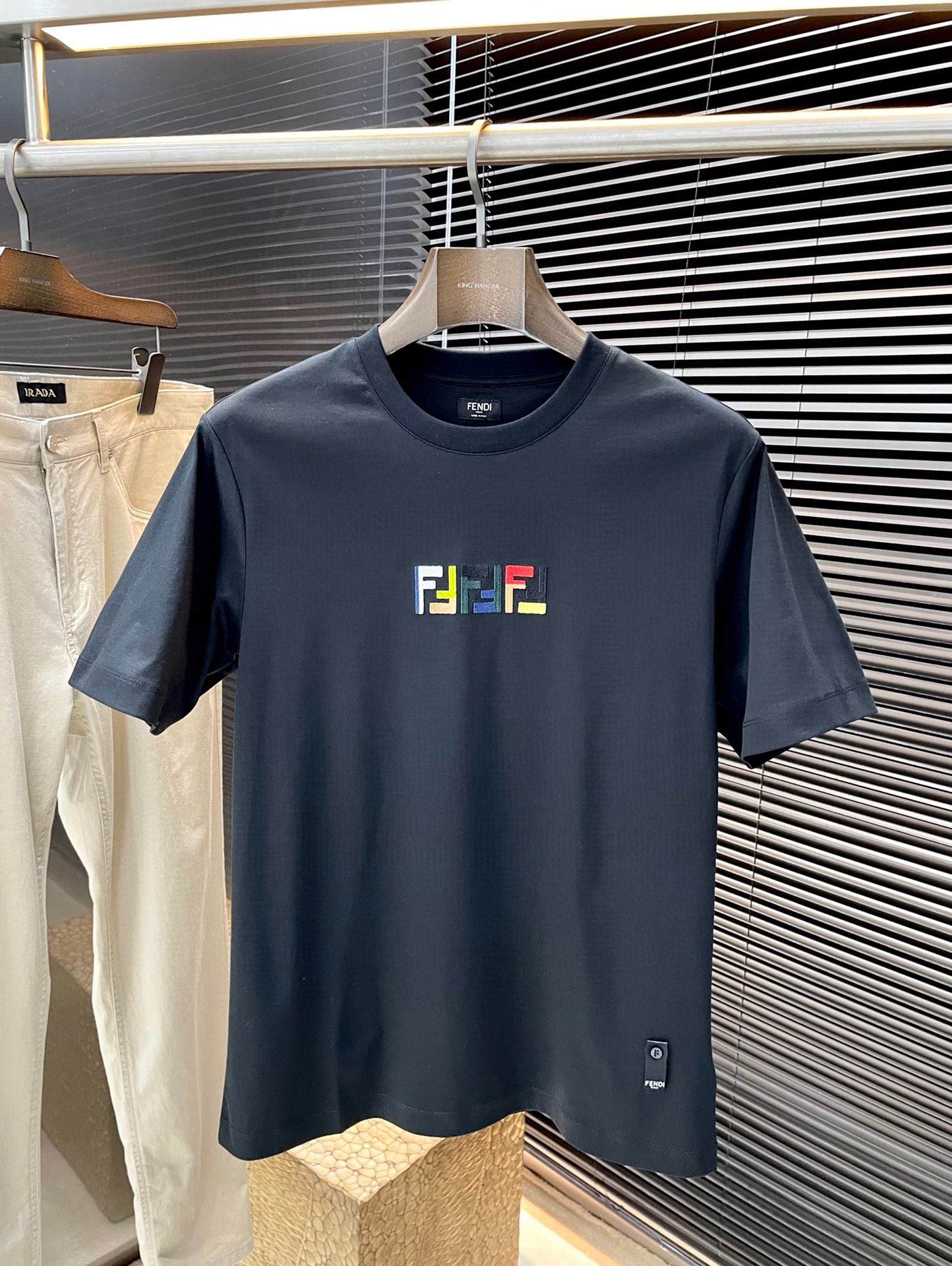 NO:161575,P FENDI- (Fendi) series VIP high-end customization 2025 spring and summer new short-sleeved versatile styles, anyone can easily control the fabric. Fully customized high-quality mercerized cotton fabric. The fabric feels soft and the upper body is comfortable and soft. The simple style is very classy, ​​simple and unique, and the style is very exquisite, showing the aura, and highlighting the exquisiteness of casual men!  Size M-3XL, fendi, fendi, T-shirt, alexander wang19860909P  FENDI-（芬迪）系列 VIP高级定制 2025春夏季新款短袖 百搭款式 任何人都可以轻松驾驭 面料全订制 高定一等品丝光棉面料 面料手感柔软,上身舒适柔软 简约的款式非常显档次,简约个性时尚,版型剪裁非常精致,显气场,又会凸显休闲男士的精致！尺码 M-3XL,,fendi,fendi,T-shirt,alexander wang,Men's clothing