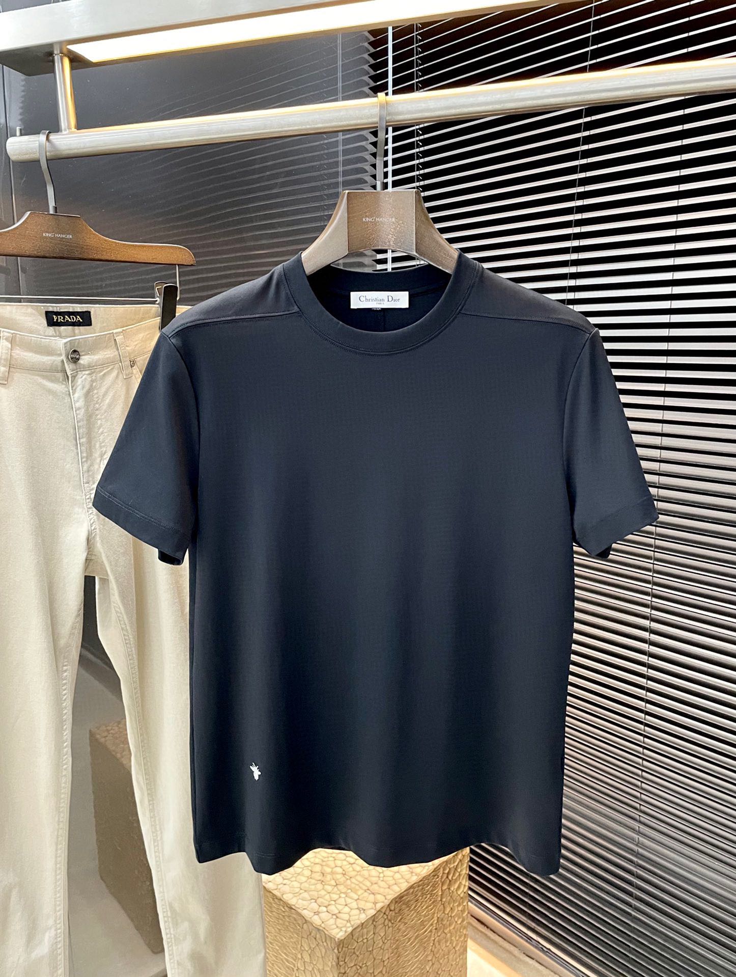 NO:161578,P Dior- (Dior) series VIP high-end customization 2025 spring and summer new short-sleeved style versatile styles anyone can easily control. Fully customized fabrics, high-quality first-class modal fabrics. The fabric feels soft and the upper body is comfortable and soft. The simple style is very classy, ​​simple and unique, fashionable, the style is very exquisite, showing the aura, and highlighting the exquisiteness of casual men!  Size M-3XL,,dior,dior,T-shirt,alexander wang19860909P  Dior-（迪奥）系列 VIP高级定制 2025春夏季新款短袖 百搭款式 任何人都可以轻松驾驭 面料全订制 高定一等品莫代尔面料 面料手感柔软,上身舒适柔软 简约的款式非常显档次,简约个性时尚,版型剪裁非常精致,显气场,又会凸显休闲男士的精致！尺码 M-3XL,,dior,dior,T-shirt,alexander wang,Men's clothing