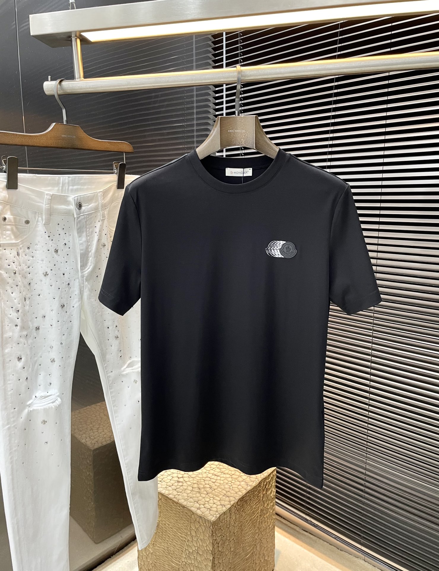 NO:161581,P Moncher- (Shirt) series VIP high-end customization 2025 spring and summer new short-sleeved style versatile styles anyone can easily control. Fully customized fabric craftsmanship, high-quality mercerized cotton fabric. The fabric feels soft and the upper body is comfortable and soft. The simple style is very classy, ​​simple and unique, fashionable, the style is very exquisite, showing the aura, and it will highlight the exquisiteness of business men!  Size M-3XL, Moncler, T-shirt, alexander wang19860909P  Moncher-（蒙口）系列 VIP高级定制 2025春夏季新款短袖 百搭款式 任何人都可以轻松驾驭 面料全订制工艺 高定一等品丝光棉面料 面料手感柔软,上身舒适柔软 简约的款式非常显档次,简约个性时尚,版型剪裁非常精致,显气场,又会凸显商务男士的精致！尺码 M-3XL,,Moncler,T-shirt,alexander wang,Men's clothing