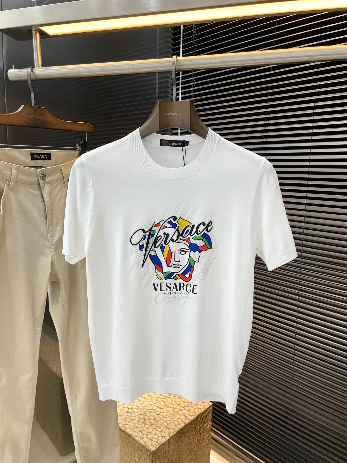 NO:161584,P Versace- (Versace) series VIP high-end customization 2025 spring and summer new short-sleeved style versatile styles anyone can easily control. Fully customized fabrics, high-quality first-class mulberry silk Yilite fabric. The fabric feels soft and comfortable and soft on the upper body. The simple style is very classy, ​​simple and unique, fashionable, the style is very exquisite, showing the aura, and will highlight the exquisiteness of business men!  Size M-3XL, versace, versace, T-shirt, alexander wang19860909P  Versace-（范思哲）系列 VIP高级定制 2025春夏季新款短袖 百搭款式 任何人都可以轻松驾驭 面料全订制 高定一等品桑蚕丝伊力特面料 面料手感柔软,上身舒适柔软 简约的款式非常显档次,简约个性时尚,版型剪裁非常精致,显气场,又会凸显商务男士的精致！尺码 M-3XL,,versace,versace,T-shirt,alexander wang,Men's clothing