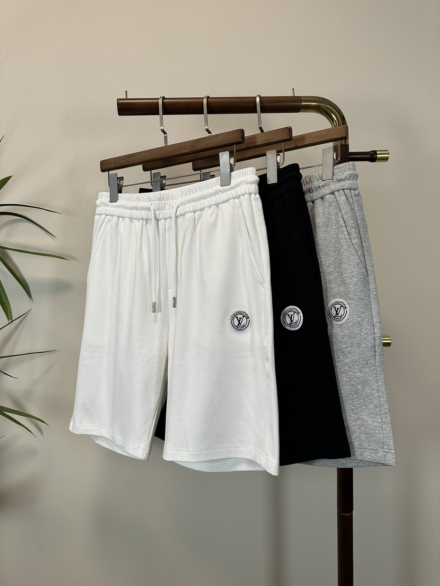 NO:474016,LV Louis Vuitton 2025 summer latest shorts brand logo heavy craftsmanship design high-end customized pure cotton fabric. It feels soft and comfortable to wear. The counter-level exquisite car line is fine. The upper body effect is invincible and handsome!  A must-have item for handsome men!  Two colors available, code number M-3XL!  ,,louis vuitton,louis vuitton,shorts,alexander wang19860909LV 路易威登 2025夏季最新款短裤品牌logo重工艺设计 高端定制纯棉面料.手感柔软.穿着舒适.专柜级别精致车线.做工精细.上身效果无敌帅气！型男必备单品！两色可选 码数M-3XL！,,louis vuitton,louis vuitton,shorts,alexander wang,Men's clothing