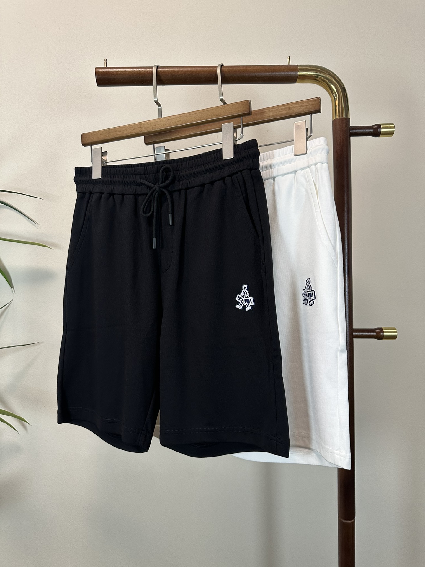 NO:474012,PRA Prada 2025 summer latest shorts brand logo heavy craftsmanship design high-end customized pure cotton fabric. It feels soft and comfortable to wear. The counter-level exquisite car line is fine. The upper body effect is invincible and handsome!  A must-have item for handsome men!  Two colors available, code number M-3XL!  ,,prada,prada,shorts,alexander wang19860909PRA 普拉达 2025夏季最新款短裤品牌logo重工艺设计 高端定制纯棉面料.手感柔软.穿着舒适.专柜级别精致车线.做工精细.上身效果无敌帅气！型男必备单品！两色可选 码数M-3XL！,,prada,prada,shorts,alexander wang,Men's clothing