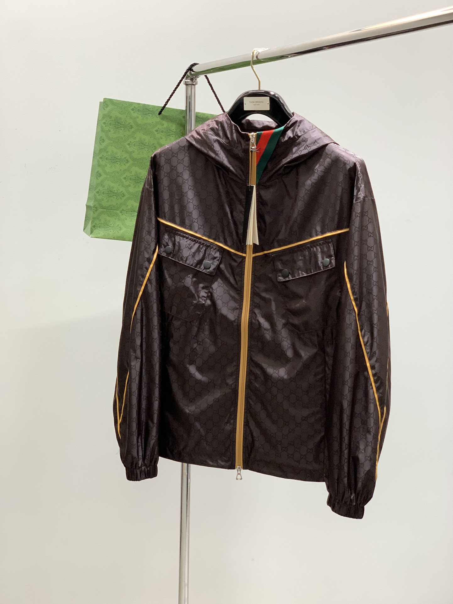 NO:160568,,Gucci, the latest model for spring 2025, available at the counter at the same time, original single product, fashionable and casual hooded jacket, very distinctive on the upper body!  Eye-catching and highlighted, imported original fabric, top-level jacquard craft letter pattern decoration logo, simple but not lacking in fashion, original hardware and auxiliary decoration, classic and atmospheric, comfortable and breathable, handsome and stylish on the upper body, 2 colors recommended, code number M-3XL, gucci, gucci, jackets & coats, hats, alexander wang19860909,Gucci 古驰,2025春季最新款,专柜同步有售,原单狠货,时尚休闲连帽外套,上身很有特点！吸睛而有亮点,进口原版面料,顶级提花工艺字母图案装饰Logo,简单而不失时尚,原版五金辅料装饰,经典大气,舒适透气,上身帅气有型,2色推荐,码数M-3XL,,gucci,gucci,jackets & coats,hats,alexander wang,Men's clothing