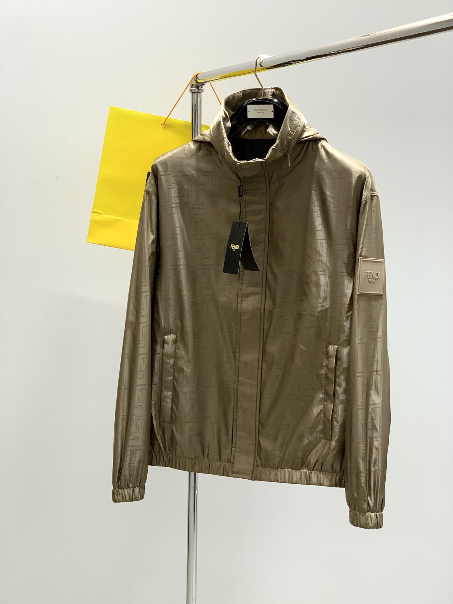 NO:160546,,FENDI, the latest spring products, special counters are available at the same time, original singles, casual and fashionable hooded jackets, imported original fabrics, top-grade glue-printing craft letter pattern logo, original hardware and auxiliary decoration, unique design, comfortable and breathable upper body, extremely high grade, handsome upper body, code M-3XL,,fendi,fendi, jackets & coats,hats,alexander wang19860909,FENDI 芬迪,春季最新品,专柜同步有售,原单狠货,休闲时尚连帽外套,进口原版面料,顶级印胶工艺字母图案logo,原版五金辅料装饰,独特设计,上身舒适透气,档次极高,上身帅气十足,码数M-3XL,,fendi,fendi,jackets & coats,hats,alexander wang,Men's clothing