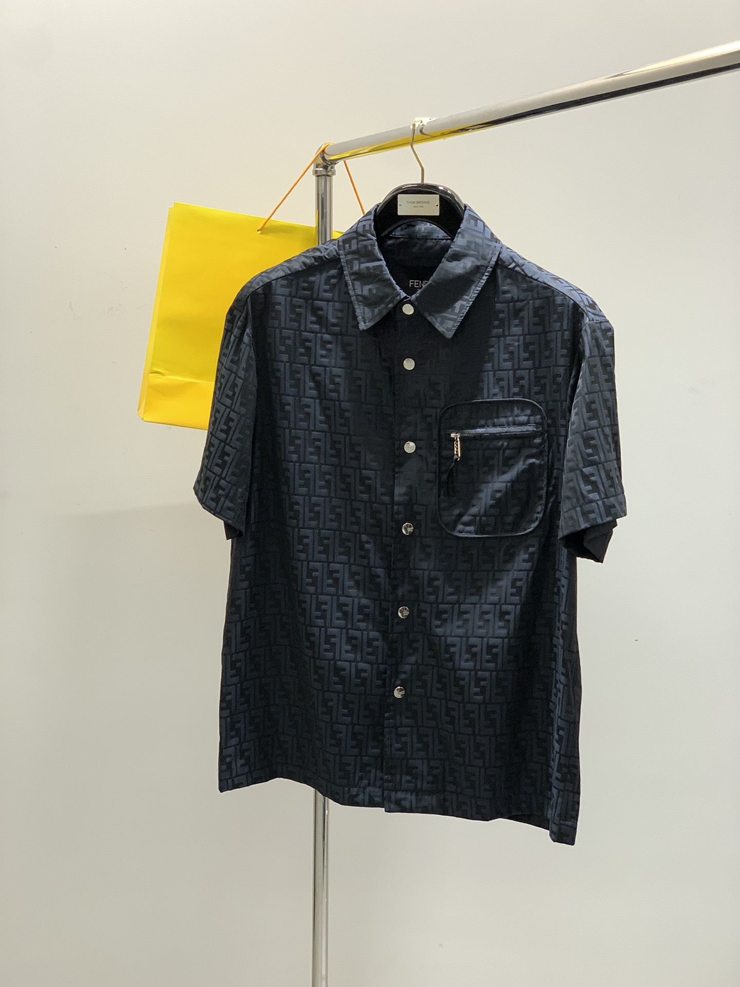 NO:471455,One set, FENDI, the latest products in 2025 summer, available at the counter at the same time, original singles, casual and fashionable short-sleeved suit, imported original fabric, top-grade printing craft letter pattern logo, original hardware and auxiliary decoration, unique design, comfortable and breathable upper body, extremely high grade, handsome upper body, code M-3XL,,fendi,fendi,T-shirt,alexander wang19860909一套 不拆,FENDI 芬迪,2025夏季最新品,专柜同步有售,原单狠货,休闲时尚短袖套装,进口原版面料,顶级印花工艺字母图案logo,原版五金辅料装饰,独特设计,上身舒适透气,档次极高,上身帅气十足,码数M-3XL,,fendi,fendi,T-shirt,alexander wang,Men's clothing