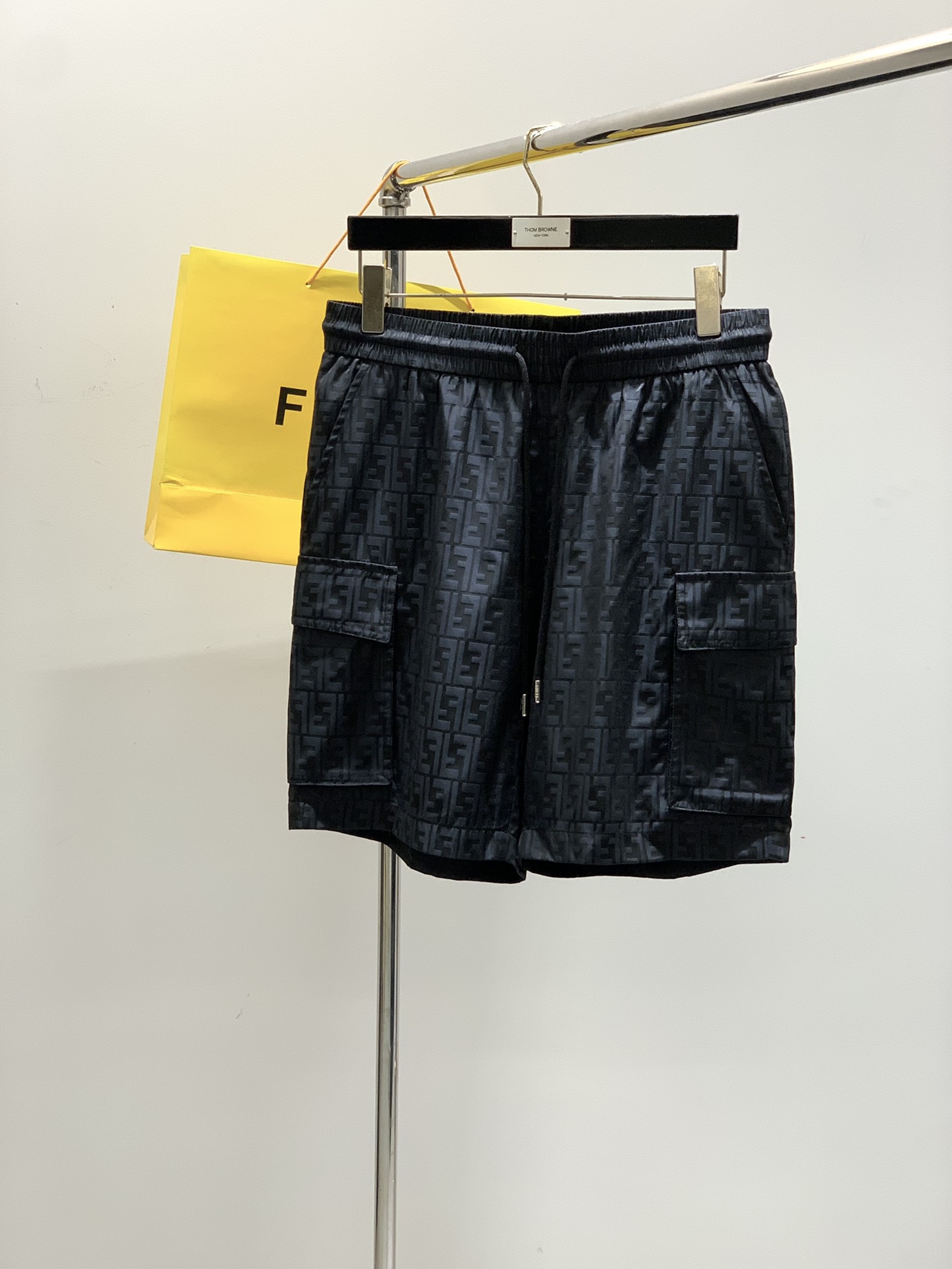 NO:160571,One set, no disassembly, FENDI, the latest products in 2025 summer, the counter is available at the same time, original single goods, casual and fashionable short-sleeved suit, imported original fabric, top-grade printing craft letter pattern logo, original hardware and auxiliary decoration, unique design, comfortable and breathable upper body, extremely high grade, handsome upper body, code M-3XL,,fendi,fendi,T-shirt,alexander wang19860909一套,不拆,FENDI 芬迪,2025夏季最新品,专柜同步有售,原单狠货,休闲时尚短袖套装,进口原版面料,顶级印花工艺字母图案logo,原版五金辅料装饰,独特设计,上身舒适透气,档次极高,上身帅气十足,码数M-3XL,,fendi,fendi,T-shirt,alexander wang,Men's clothing