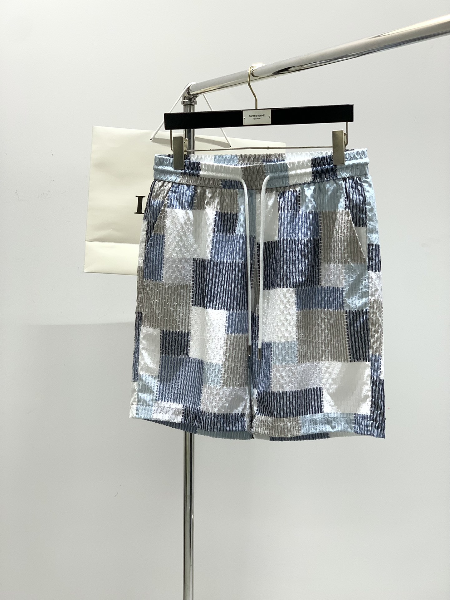 NO:160544,One set, not to be disassembled, Loewe, the latest summer model, available at the counter at the same time, original single product, fashionable and casual short-sleeved suit, very distinctive on the upper body!  Eye-catching and highlighted, imported original fabric, top-level printed craft letter pattern decorative logo, simple but not lacking in fashion, classic and atmospheric, comfortable and breathable, handsome and stylish on the upper body, code M-3XL, loewe, loewe, T-shirt, alexander wang19860909一套,不拆,Loewe 罗意威,夏季最新款,专柜同步有售,原单狠货,时尚休闲短袖套装,上身很有特点！吸睛而有亮点,进口原版面料,顶级印花工艺字母图案装饰Logo,简单而不失时尚,经典大气,舒适透气,上身帅气有型,码数M-3XL,,loewe,loewe,T-shirt,alexander wang,Men's clothing