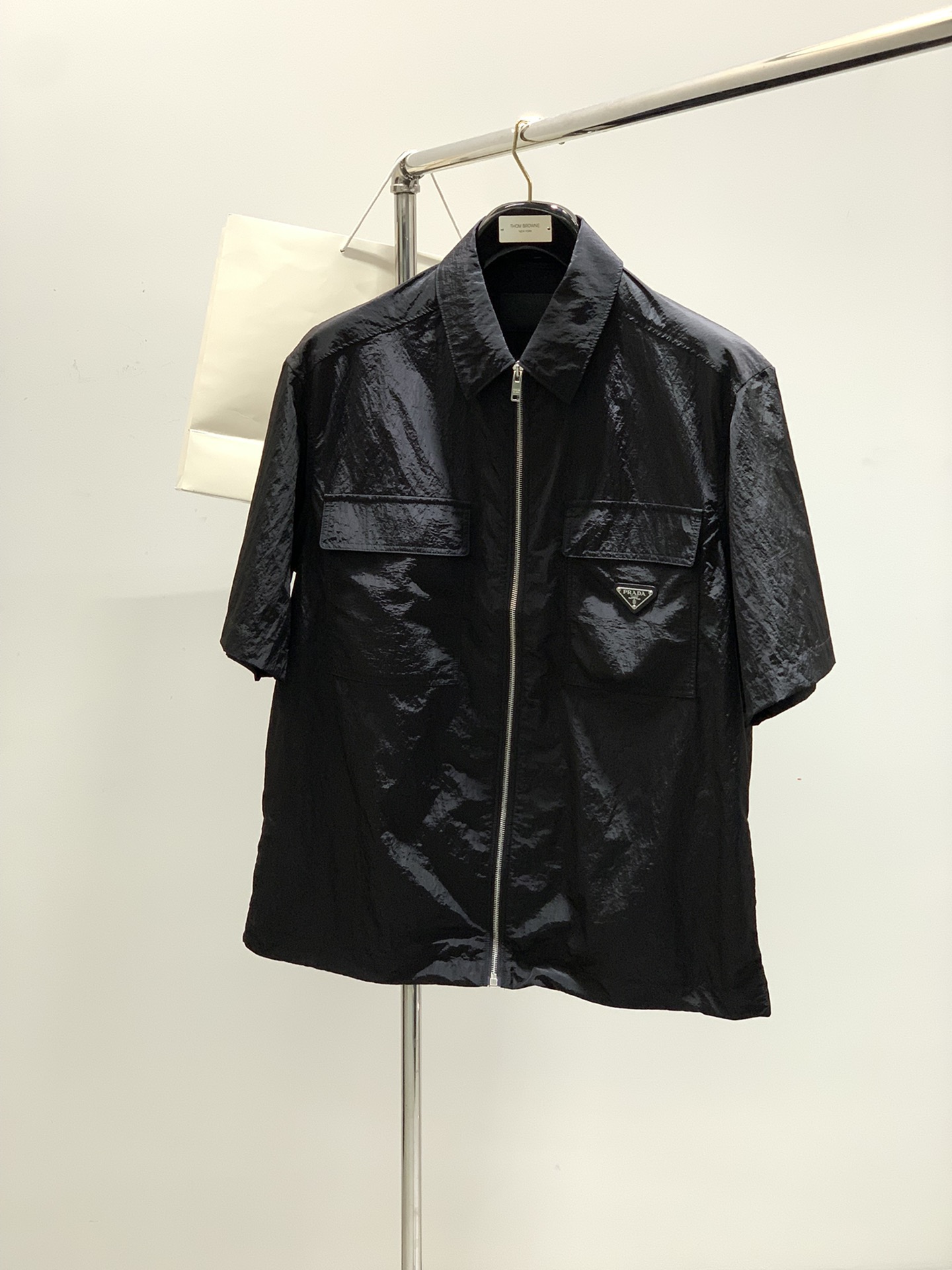 NO:160550,,PRADA Prada, the latest summer products in 2025, available at the same time for counters, fashionable and casual lapel short sleeves, imported original fabrics, extremely complex workmanship, the only channel that can be used as a purchasing agent level, top-level glue printing craft letter pattern logo, extremely high grade, comfortable and versatile, handsome and stylish upper body, code M-3XL,,prada,prada,T-shirt,alexander wang19860909,PRADA 普拉达,2025夏季最新品,专柜同步有售,时尚休闲翻领短袖,进口原版面料,做工极为复杂,唯一可以做代购级别的渠道狠货,顶级印胶工艺字母图案logo,档次极高,舒适百搭,上身帅气有型,码数M-3XL,,prada,prada,T-shirt,alexander wang,Men's clothing