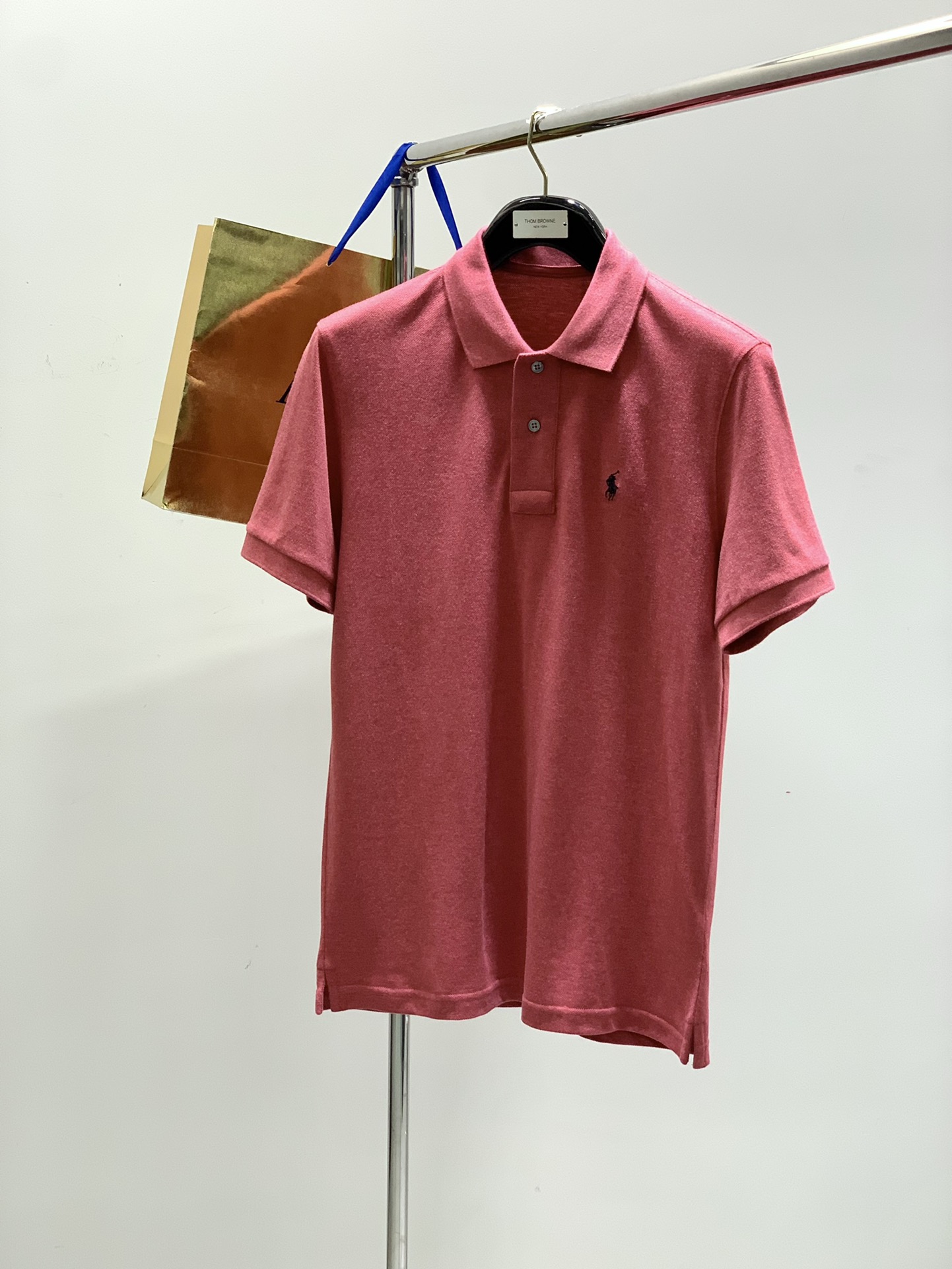 NO:160565,,Ralph Lauren, 2025 summer new product, fashionable and casual lapel short-sleeved T-shirt, using imported original fabric, top-grade embroidery craft letter pattern decorative logo, simple but not lacking in fashion, extremely high-end, comfortable and versatile, handsome and stylish on the upper body!  3 colors recommendation, code number M-3XL, loro piana, T-shirt,tees, t-shirt,alexander wang19860909,Ralph Lauren 拉夫劳伦,2025夏季新品,时尚休闲翻领短袖T恤,采用进口原版面料,顶级刺绣工艺字母图案装饰logo,简单而不失时尚,档次极高,舒适百搭,上身帅气有型！3色推荐,码数M-3XL,,loro piana,T-shirt,tees，t-shirt,alexander wang,Men's clothing