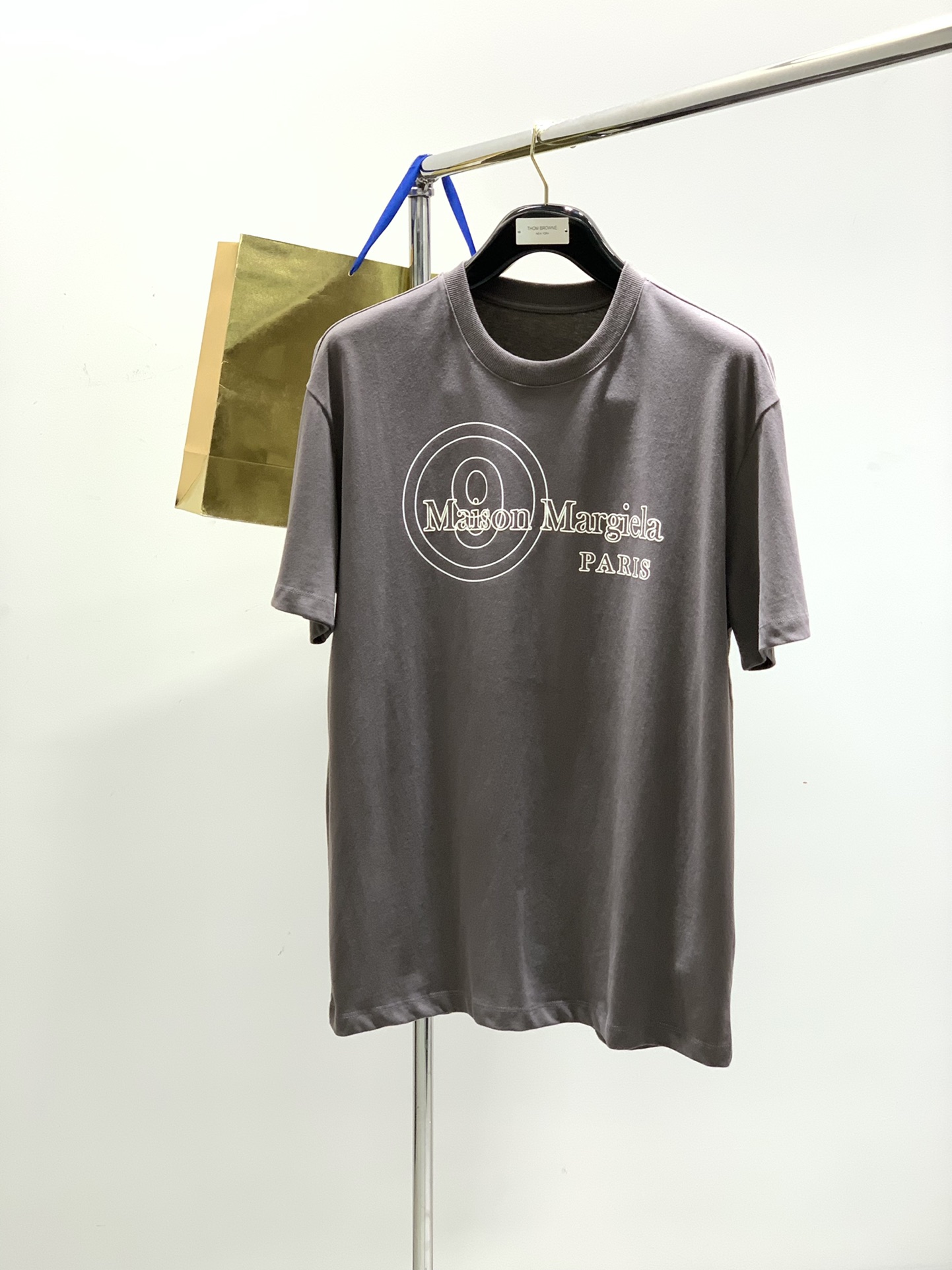 NO:160536,,Maison Margiela, the latest summer products, available at the counter at the same time, original singles, fashionable and casual round neck short-sleeved T-shirt, comfortable on the upper body!  It is eye-catching and has highlights. It uses imported original fabrics and top-grade printed craft letter pattern logo. It is simple but not lacks fashion, and the upper body is very handsome!  3 colors recommendation, code number M-2XL,,masion margiela,T-shirt,tees,t-shirt,alexander wang19860909,Maison Margiela马吉拉,夏季最新品,专柜同步有售,原单狠货,时尚休闲圆领短袖T恤,上身舒适！吸睛而有亮点,采用进口原版面料,顶级印花工艺字母图案logo,简单而不失时尚,上身帅气十足！3色推荐,码数M-2XL,,masion margiela,T-shirt,tees，t-shirt,alexander wang,Men's clothing