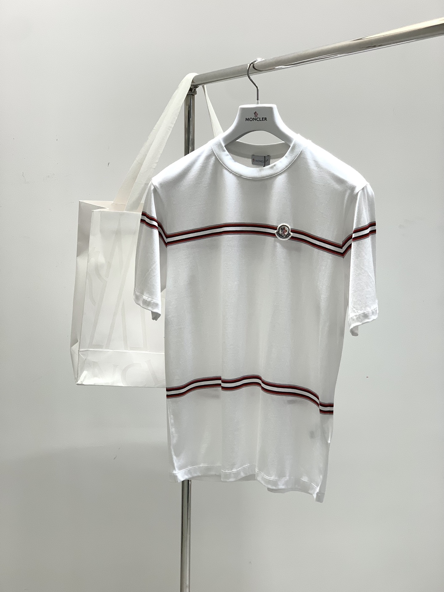 NO:160538,,Moncler cover, the latest summer product, available at the counter at the same time, original single ruthless goods, fashionable and casual round neck short-sleeved T-shirt, comfortable upper body!  Eye-catching and highlighted, using imported original fabric, top-grade embroidery craft letter pattern logo, simple but not lacking in fashion, fashionable and handsome upper body, 2 colors recommended, code number M-3Xl, christian louboutin, Moncler, T-shirt, tees, t-shirt, alexander wang19860909,Moncler 蒙口,夏季最新品,专柜同步有售,原单狠货,时尚休闲圆领短袖T恤,上身舒适！吸睛而有亮点,采用进口原版面料,顶级刺绣工艺字母图案logo,简单而不失时尚,上身时尚帅气,2色推荐,码数M-3Xl,,christian louboutin,Moncler,T-shirt,tees，t-shirt,alexander wang,Men's clothing